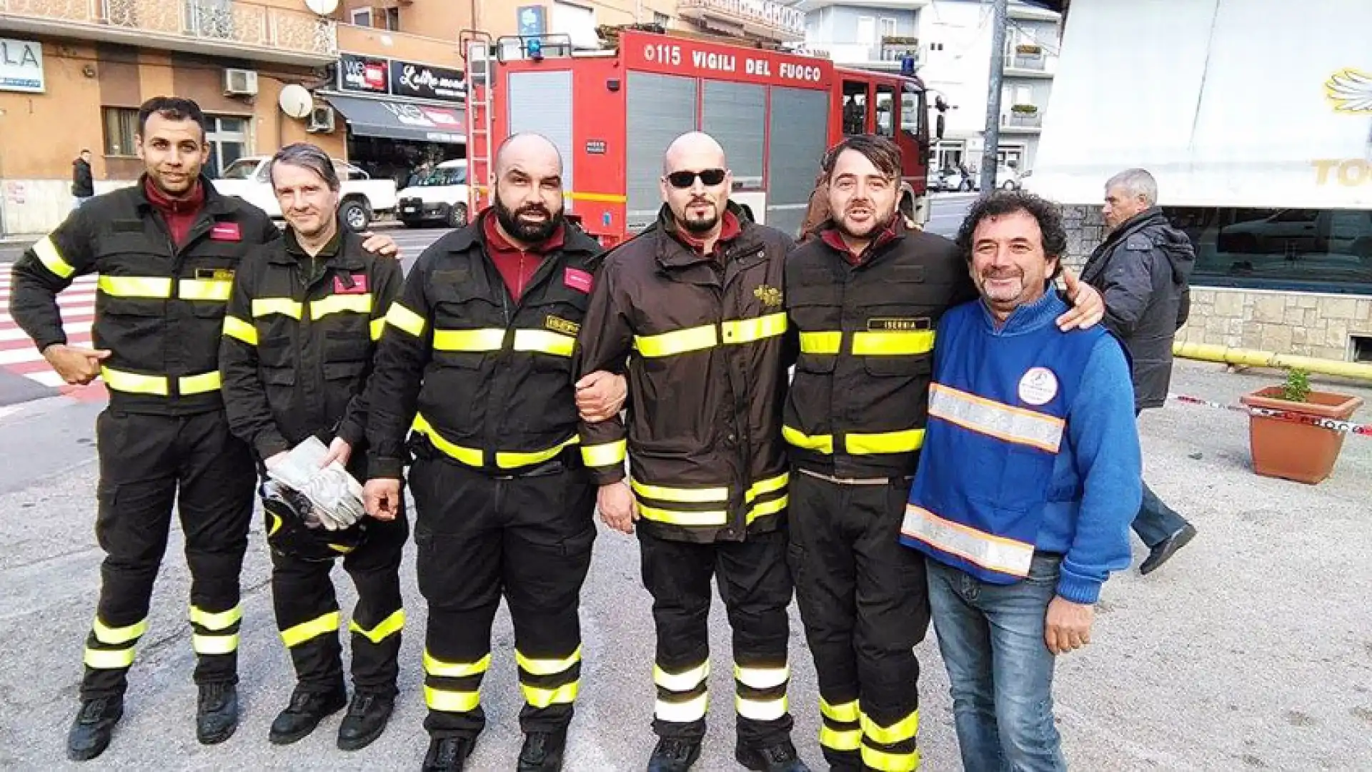 Venafro: semaforo pericolante al centro della città . Intervengono i Vigili del Fuoco Volontari per sanare la situazione di pericolo.