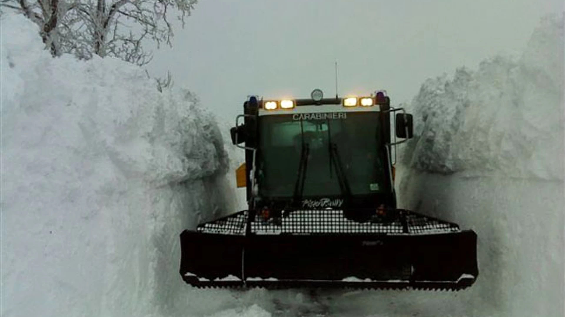 Capracotta :Carabinieri intervengono con il gatto delle nevi per soccorrere cinque autovetture rimaste bloccate in località Monte Capraro.