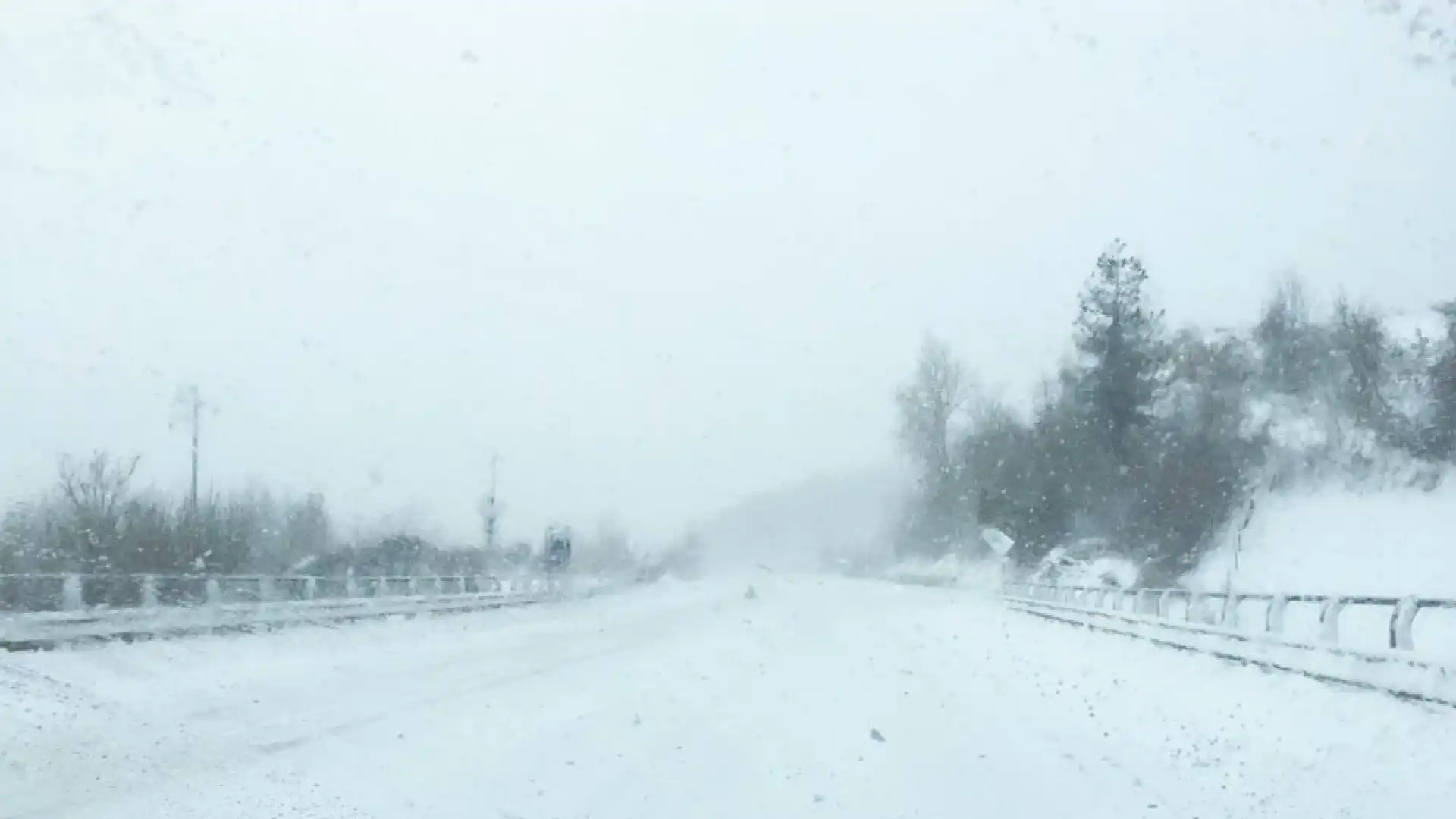 Ancora neve sul Molise nella serata di ieri. Chiuse moltissime scuole. Ma l’emergenza sta cessando. In Provincia di Campobasso scossa sismica di 2.4 di magnitudo.