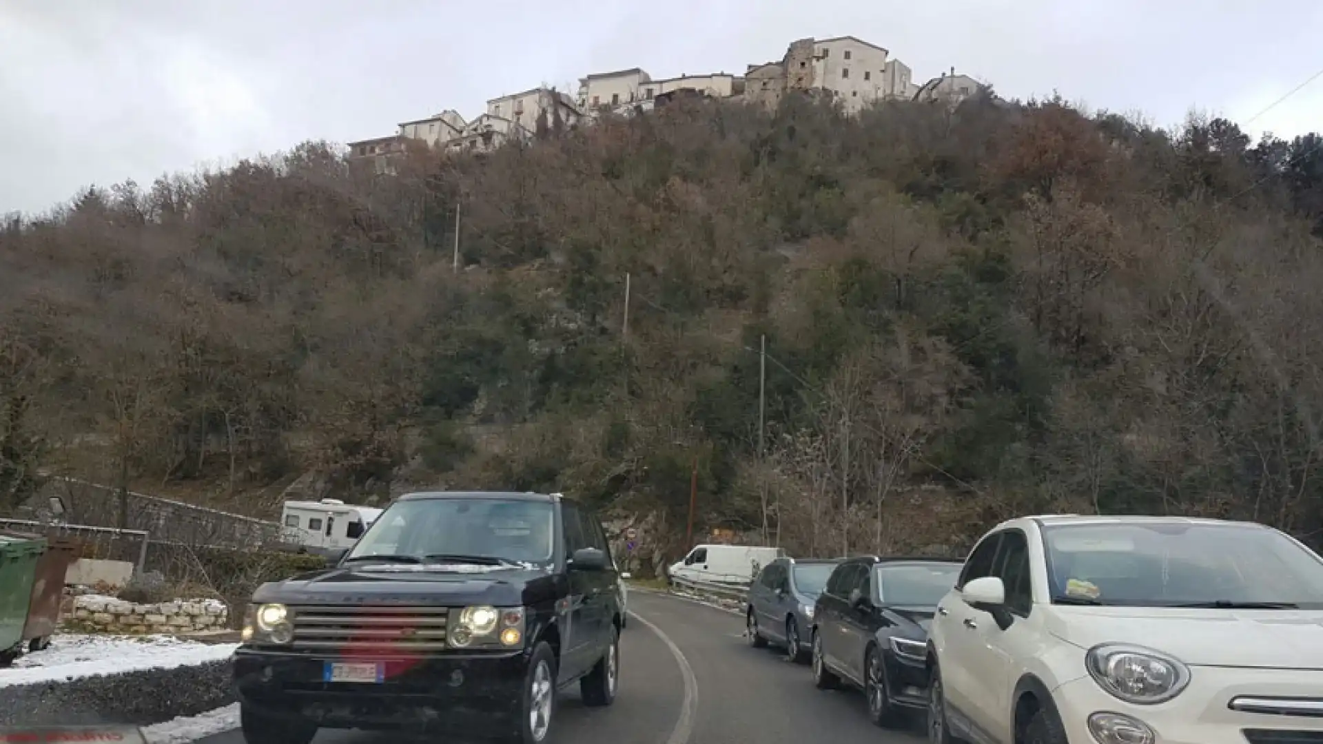 Ponte dell’Epifania, il rientro dei vacanzieri e degli sciatori blocca la statale 158. Nella serata di ieri lunghe code sull’arteria stradale.