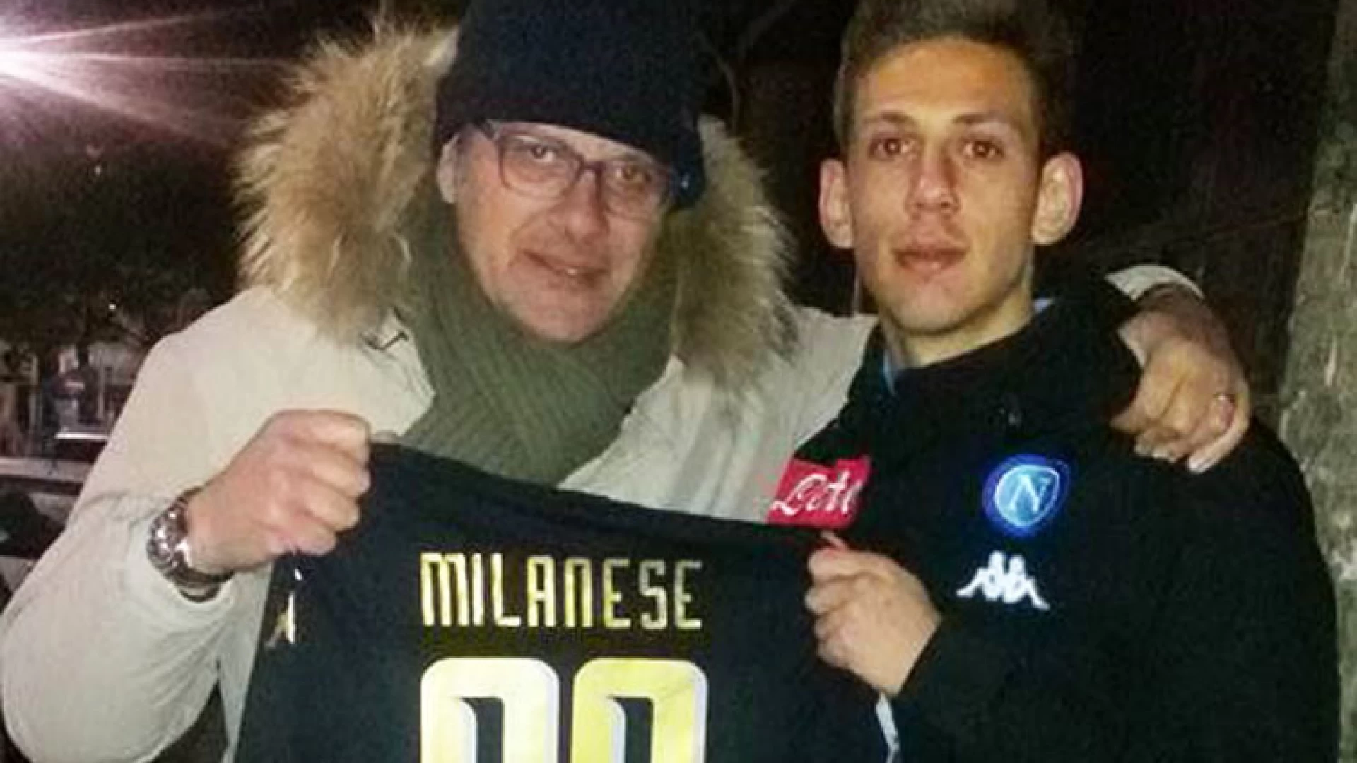 La maglietta di Marco Milanese col numero 98 va a mister Peppe Troiano. L’isernino non scorda il suo maestro.