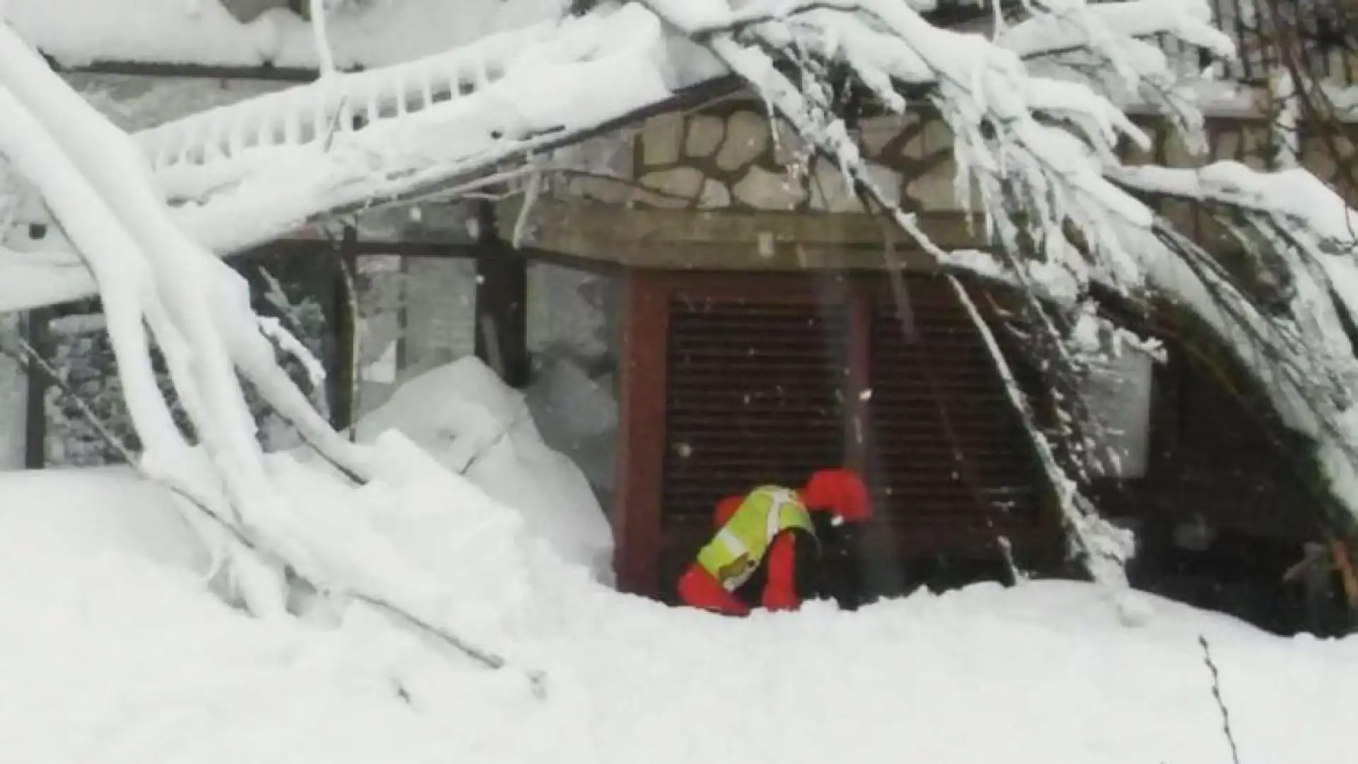 Hotel Rigopiano, salvate otto persone sotto la valanga da 42 ore. Avevano acceso un fuoco per riscaldarsi.