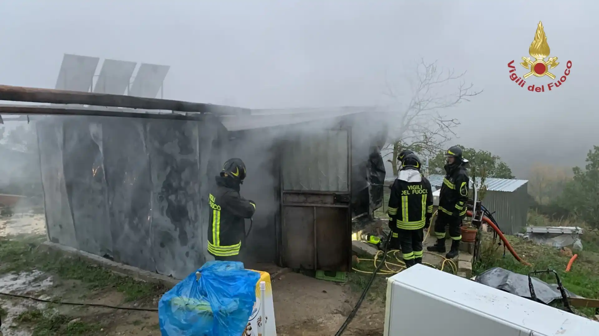 Fornelli: va a fuoco deposito agricolo. I vigili del Fuoco sventano il pericolo.