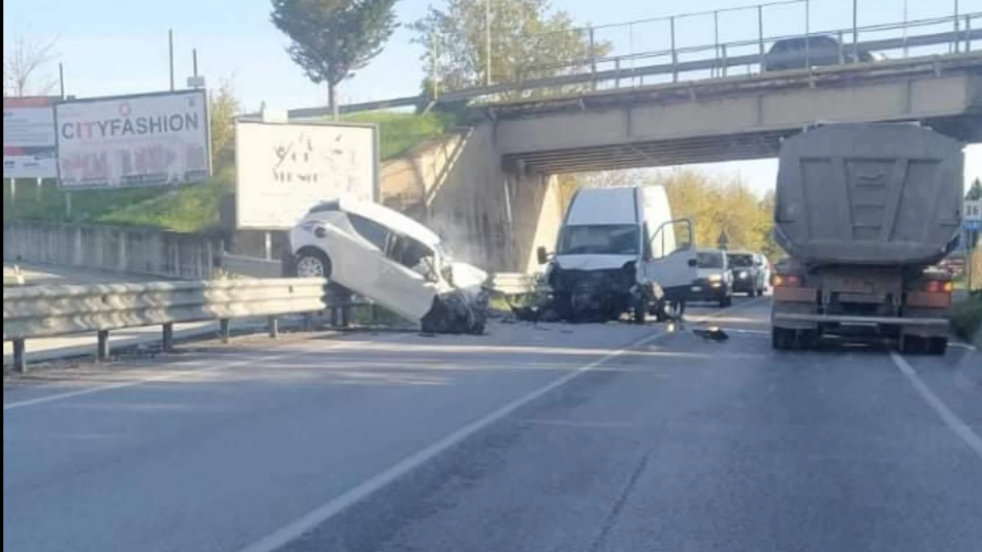 Macchia d'Isernia: scontro tra due mezzi sula statale 85. Traffico in tilt.