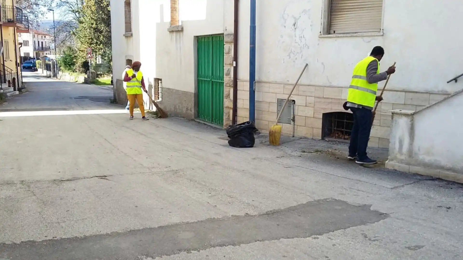 Rocchetta a Volturno: il comune mette a lavorare i migranti presenti sul territorio. Un vero esempio di integrazione e collaborazione.