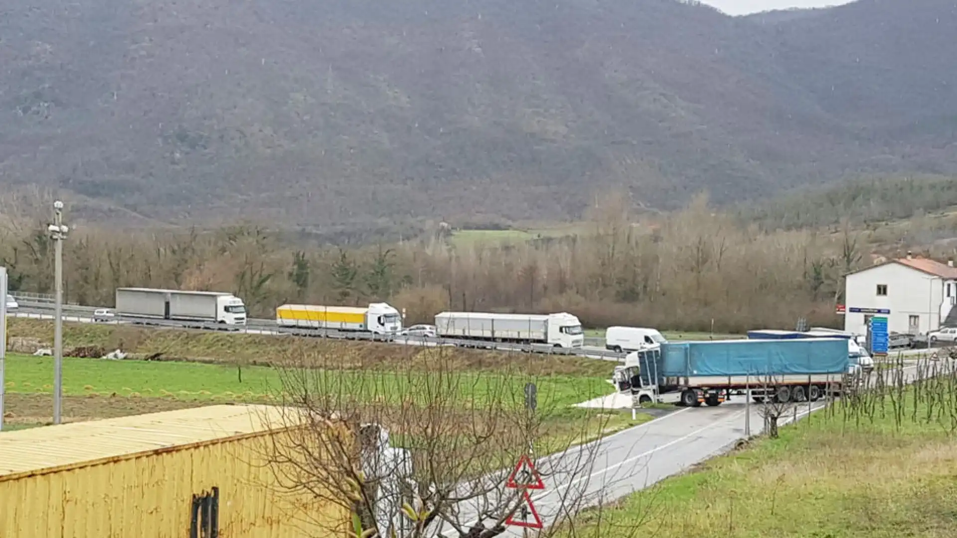 Statale 158: tir si intraversa nei pressi del bivio di Colli a Volturno. Evitato lo scontro frontale con altri mezzi.