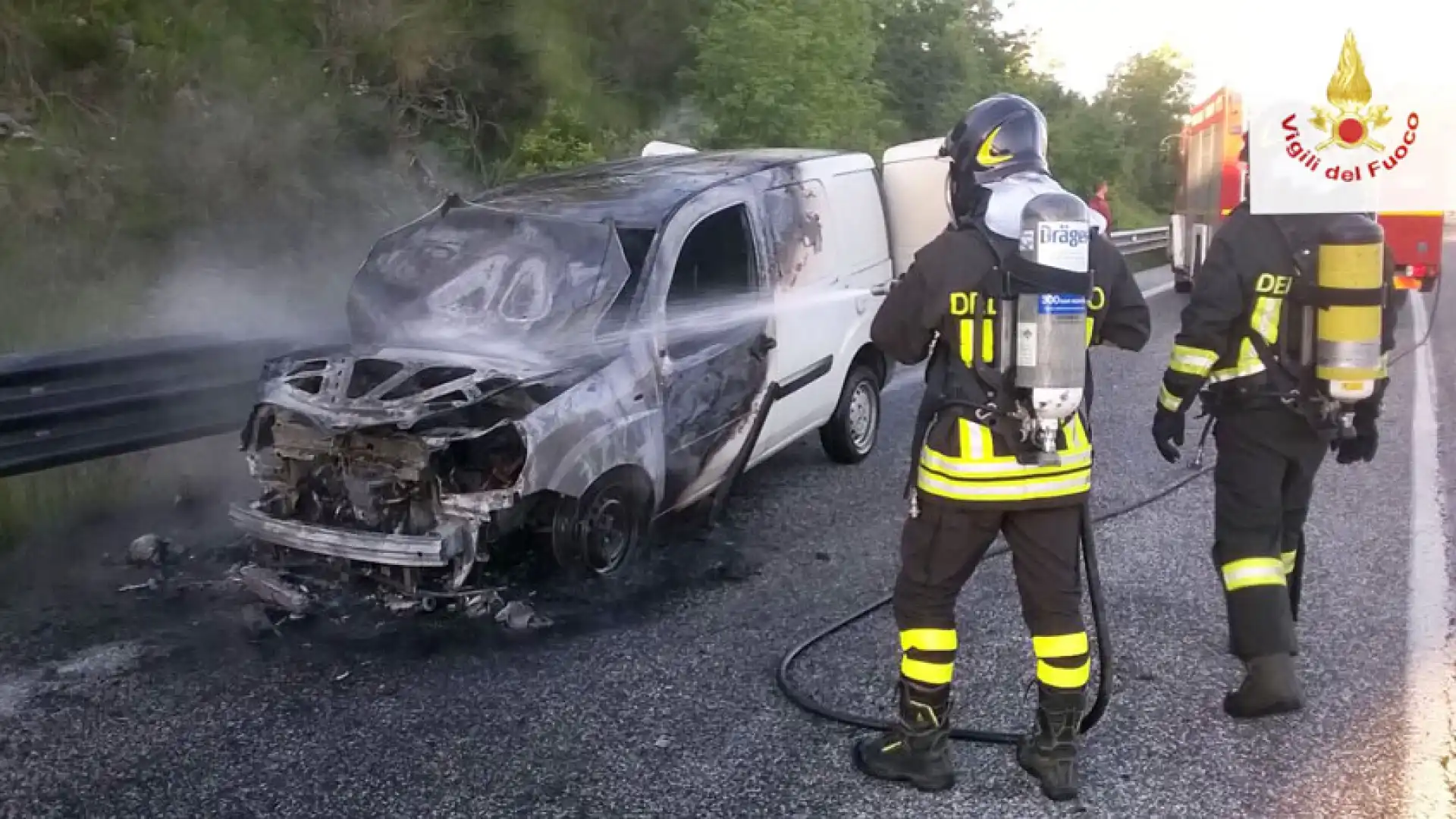 Chiauci: mezzo va a fuoco sulla statale 650. Provvidenziale l’intervento dei Vigili del Fuoco di Isernia.