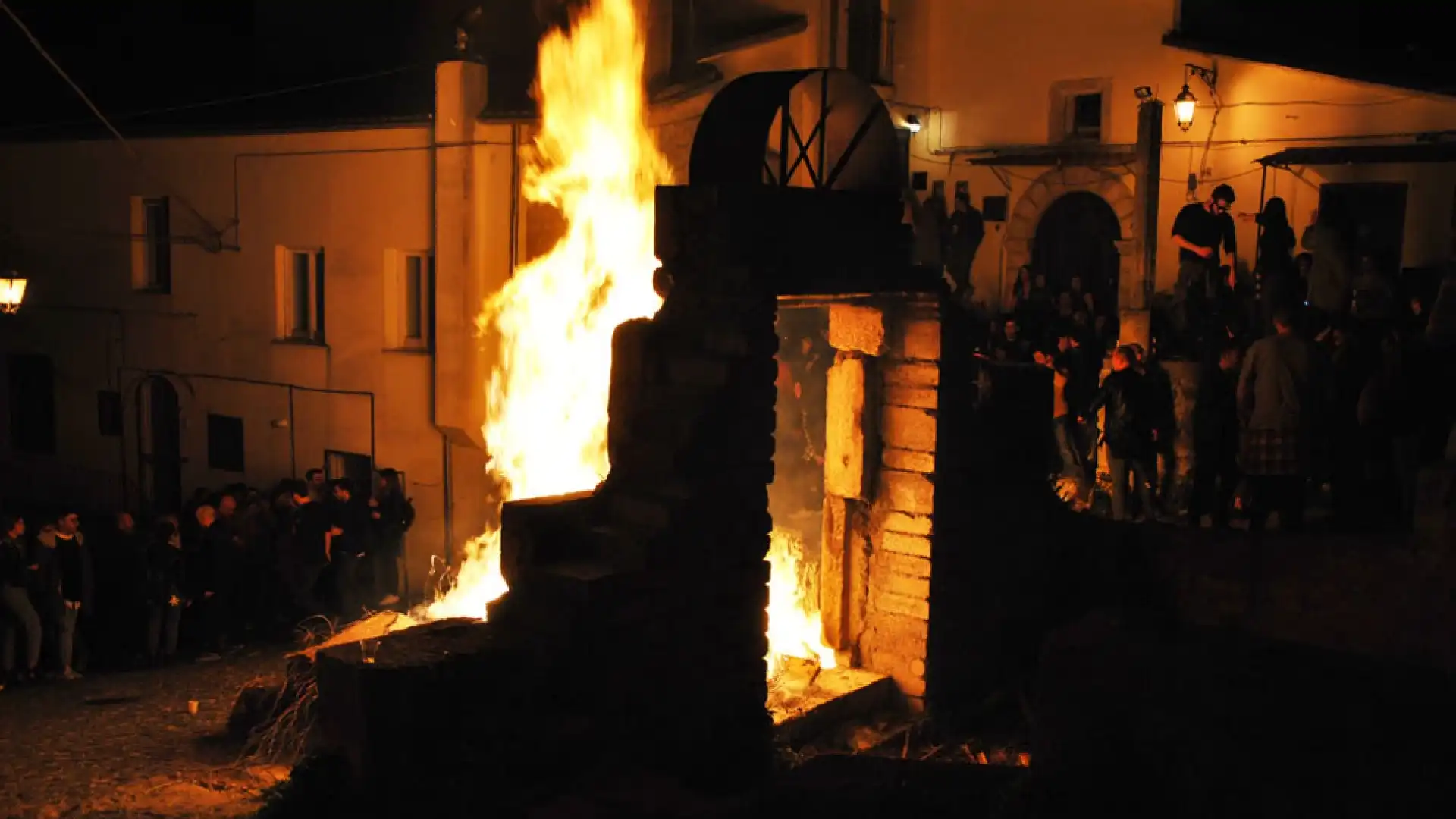 Venafro: si è ripetuta con successo la tradizione dei “Favor”, i fuochi sacri dedicati a San Giuseppe. Il centro storico cittadino invaso da turisti e curiosi.