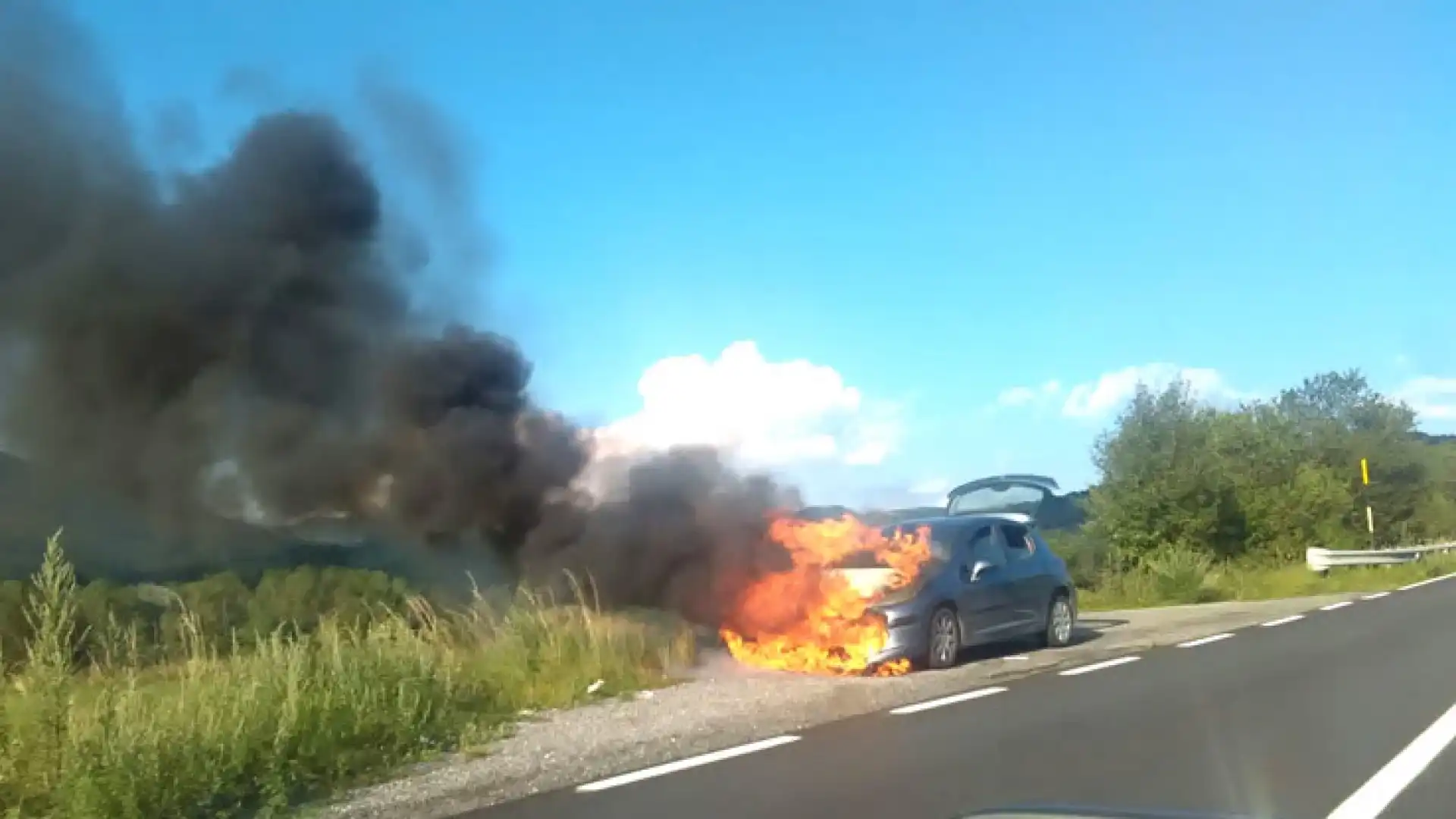 Colli a Volturno: va a fuoco auto su Corso Volturno. Nessuna conseguenza per il conducente.