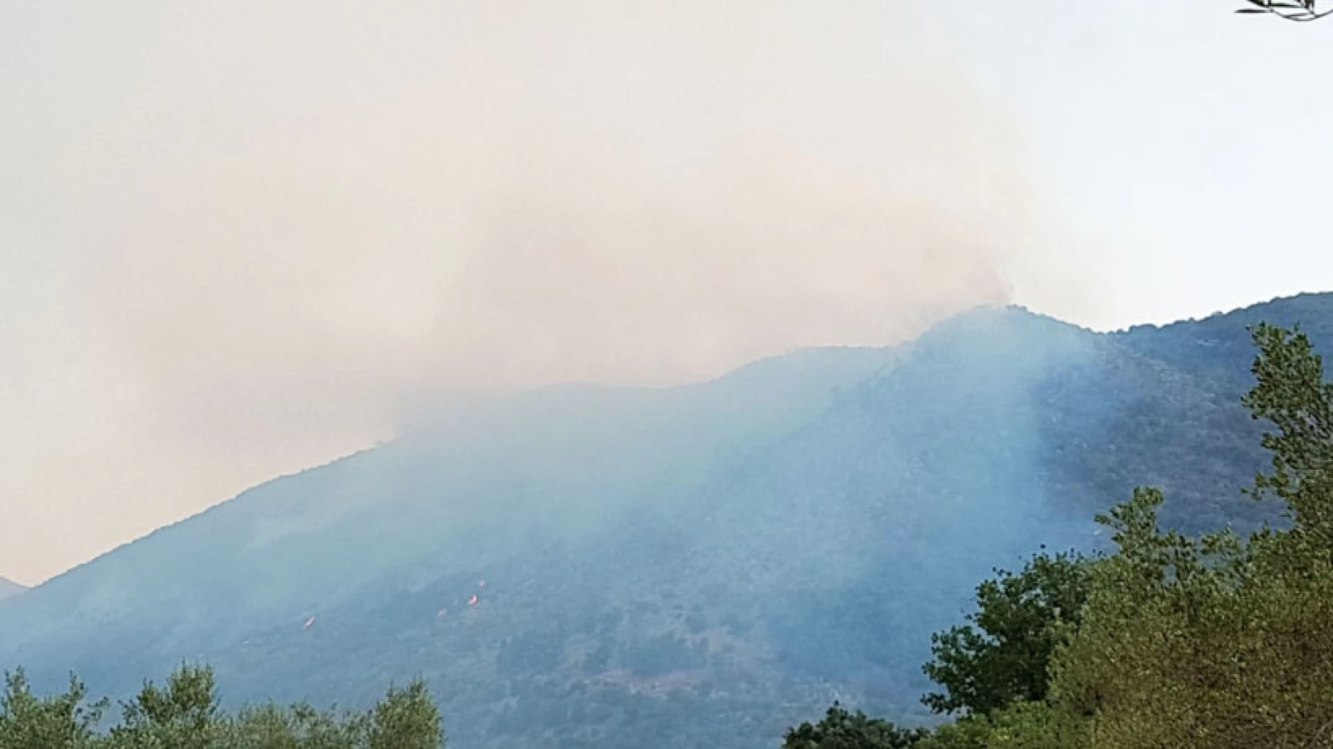 Venafro: va a fuoco la montagna in località Tre Torri. Il venafrano continua a bruciare senza sosta.