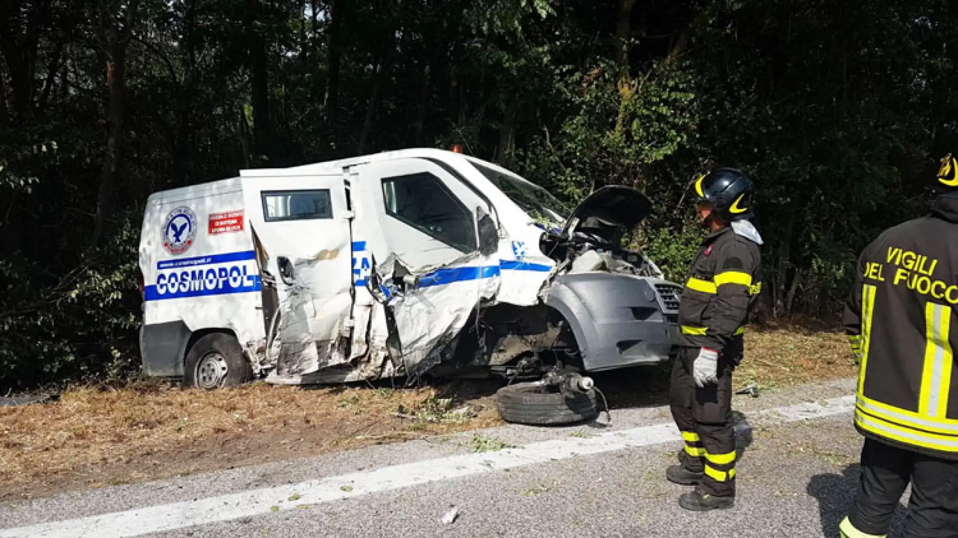 Santa Maria del Molise: furgone blindato si schianta e finisce fuori strada. Intervento difficilissimo dei Vigili del Fuoco di  Isernia. Cinque i feriti nello scontro.