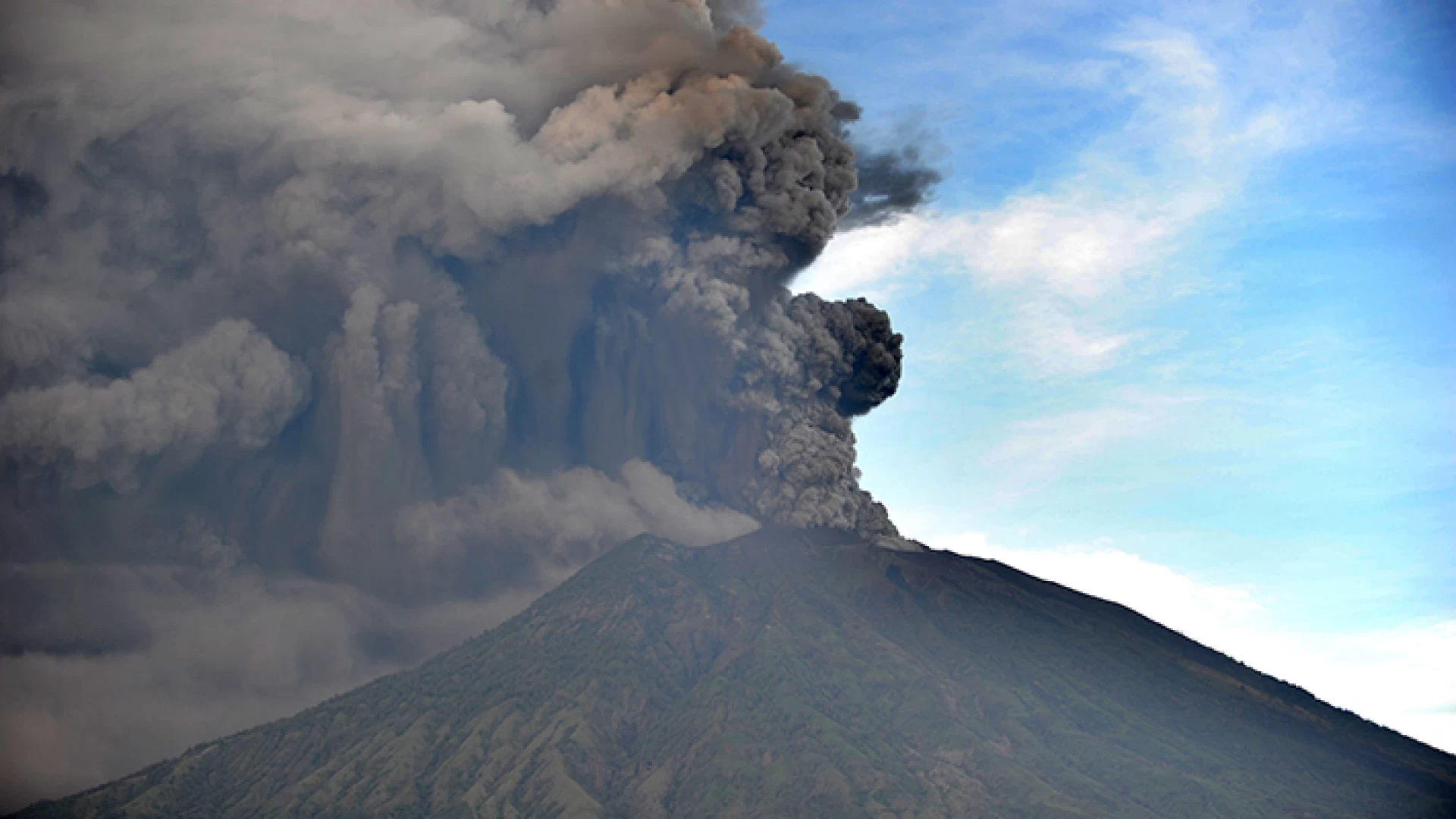 Indonesia: il Vulcano Agung fa paura. Voli bloccati e tensione tra la popolazione. L’Archeologo molisano Michele Raddi avrebbe dovuto far rientro in Italia.