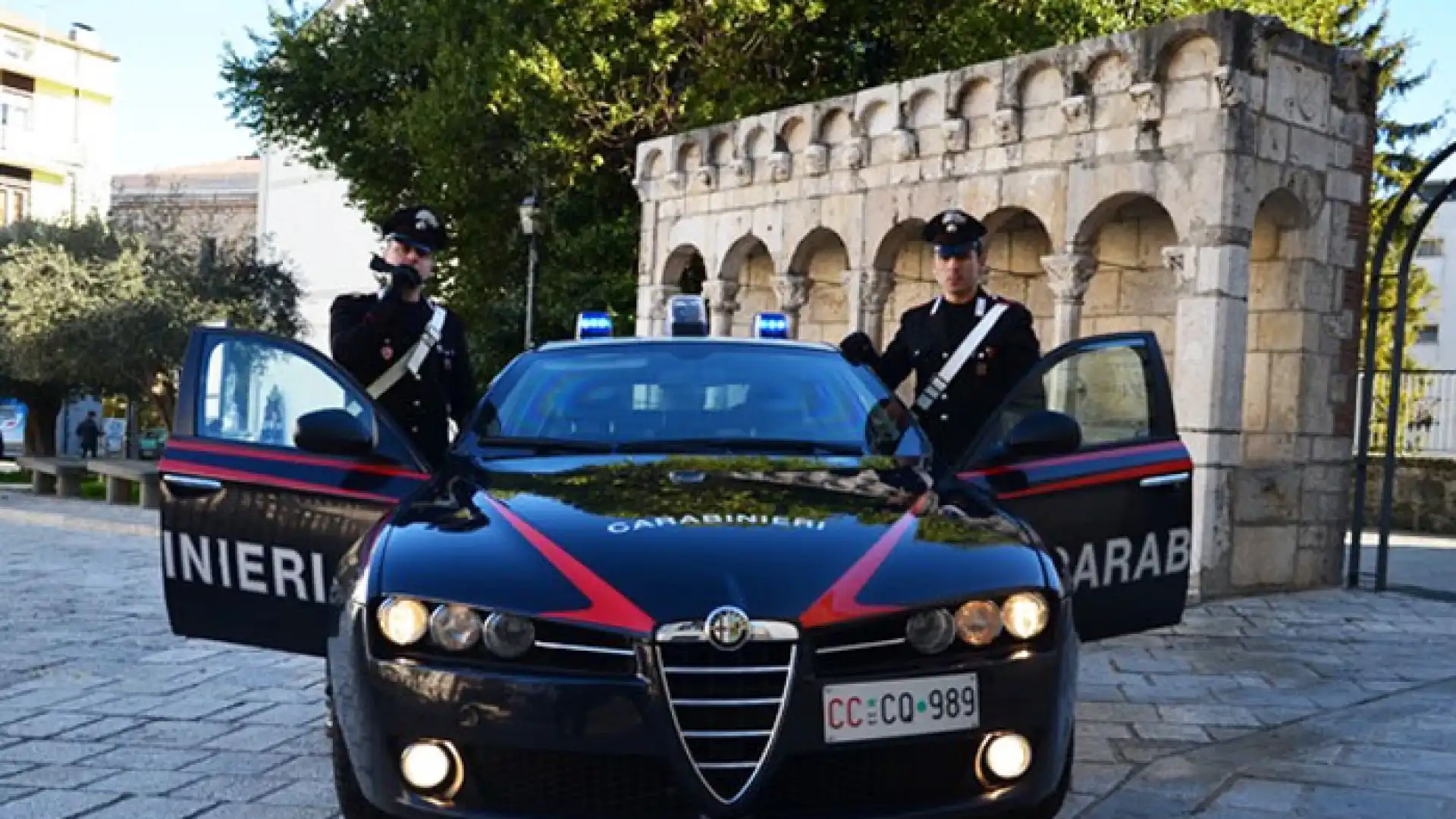 Isernia: uomo armato tenta la rapina nell’appartamento del notaio di Gamberale. I Carabinieri arrestano il malvivente che stava picchiando la moglie.