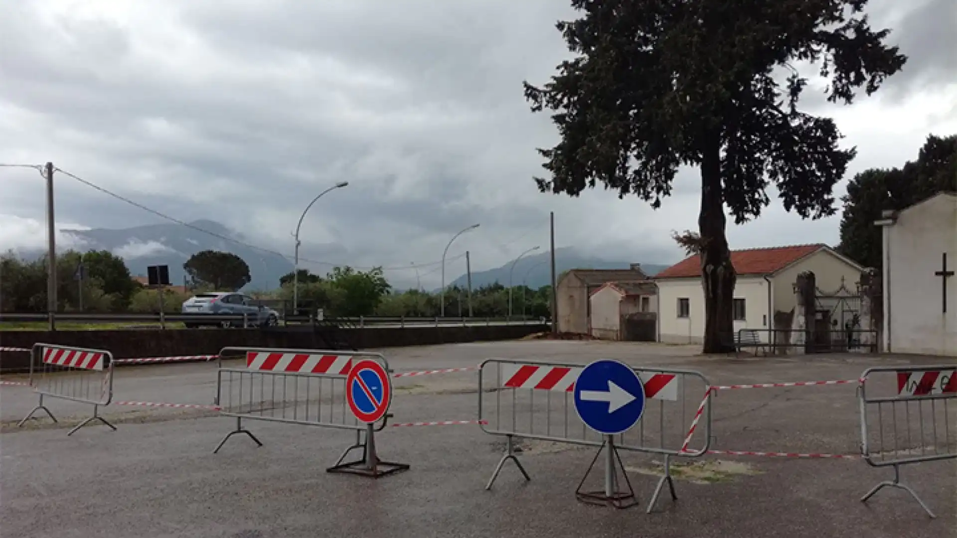 Pozzilli: messa in sicurezza l’area del cimitero. Il cipresso mandato a fuoco da un fulmine è pericolante. Atteso il parere della Forestale sul possibile abbattimento.