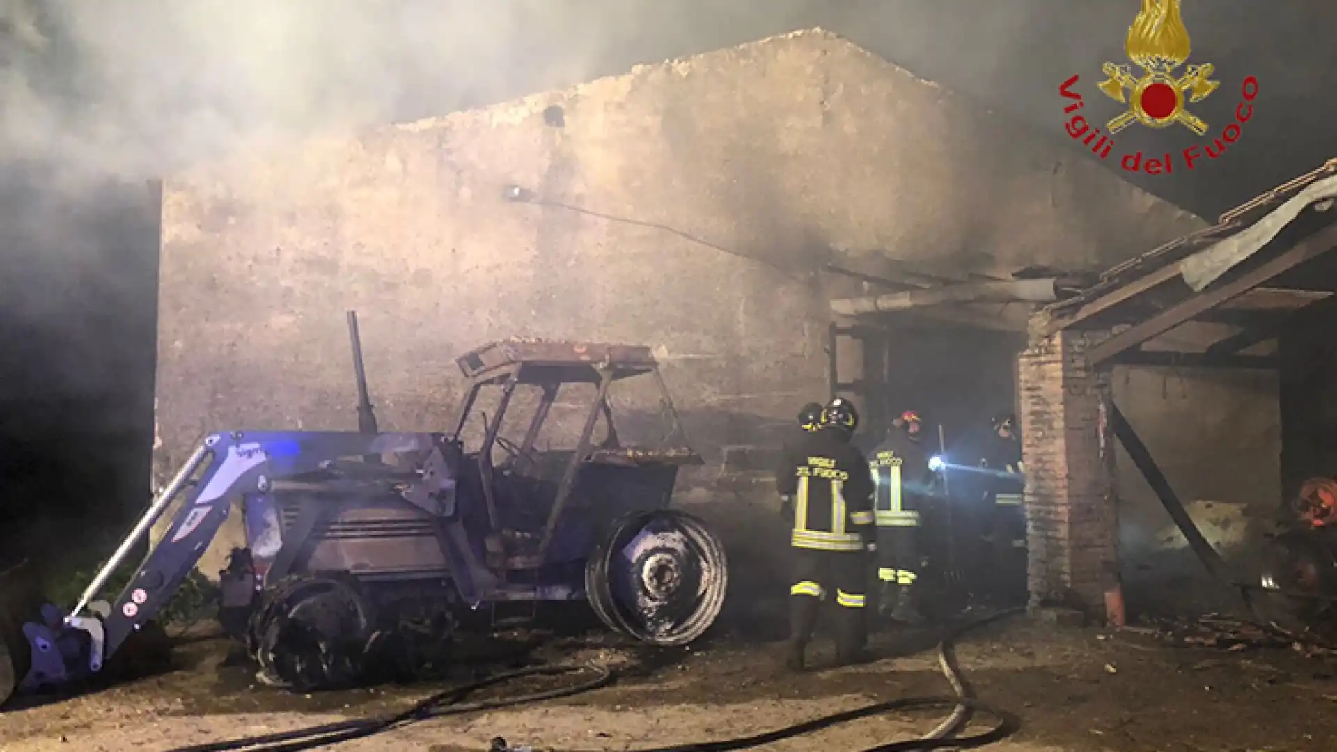 Pozzilli: I Vigili del Fuoco salvano 40 mucche presenti in un’azienda agricola. La stalla che le ospitava è andata completamente in fiamme. Operazione di spegnimento durata diverse ore.