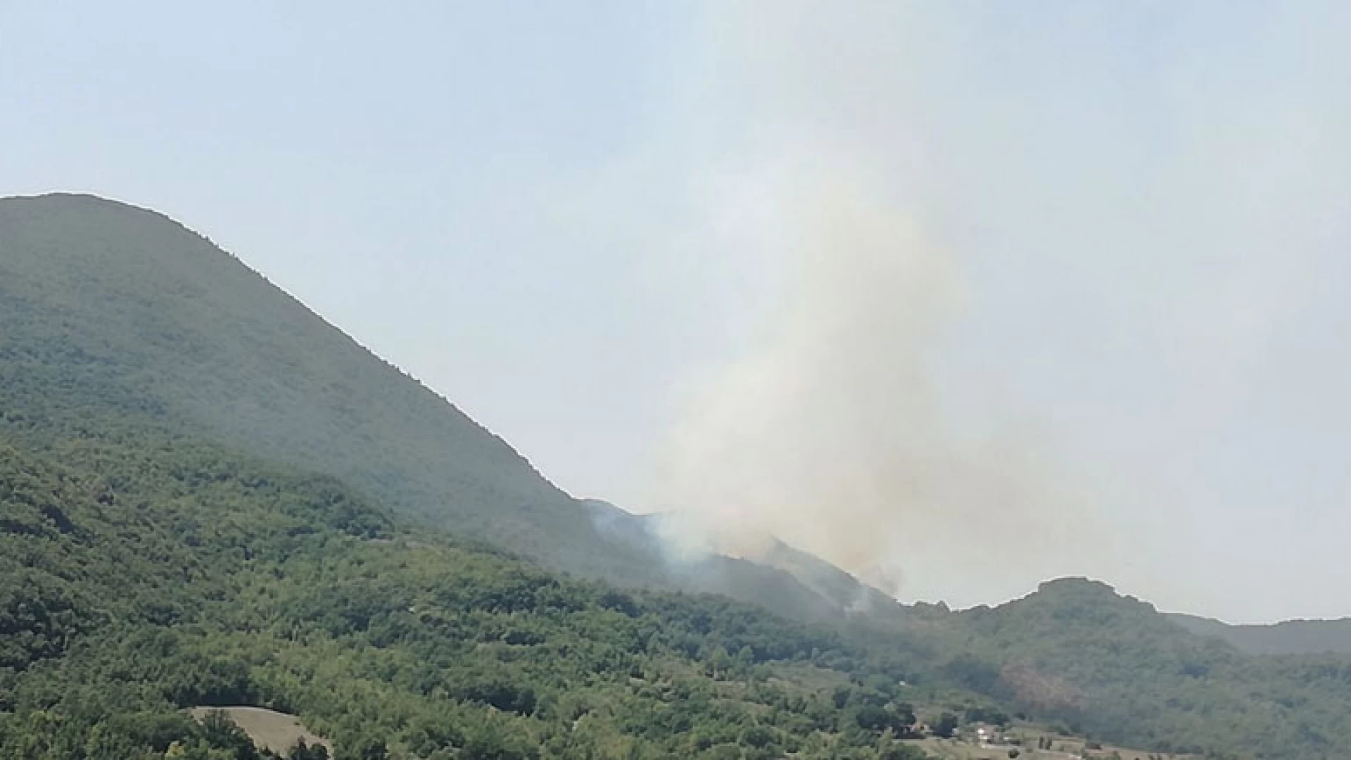Colli a Volturno: devastante incendio sul territorio comunale in località Monte Tuoro. Operazioni di spegnimento difficili. Sul posto i Vigili del Fuoco.