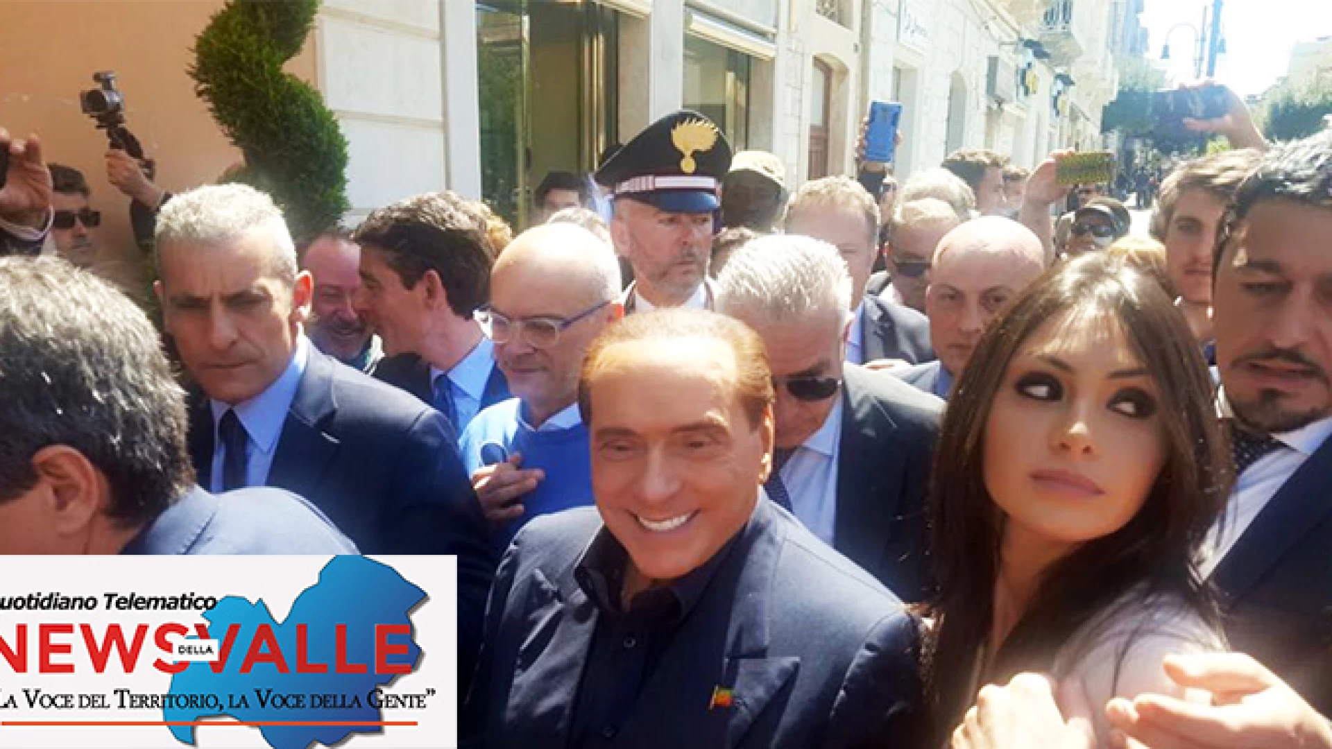 Regionali 2018: Berlusconi è arrivato a Termoli. La folla lo blocca al centro di Termoli per più di un’ora. Saluti e strette di mano per tutti.