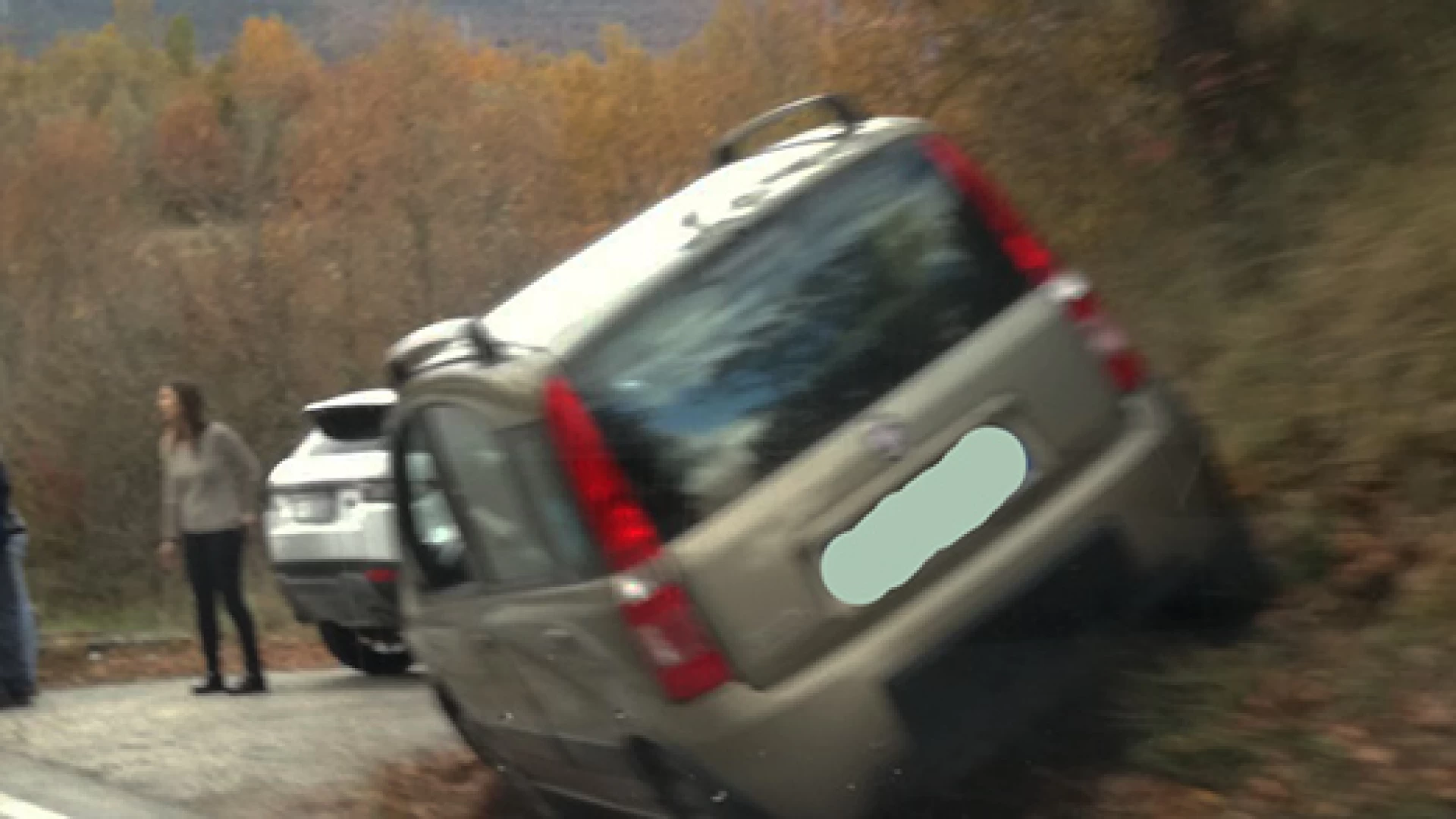 Montaquila: pauroso incidente sulla statale 158 “Valle del Volturno”. Utilitaria esce fuori strada. Nessun ferito ma urto violento.
