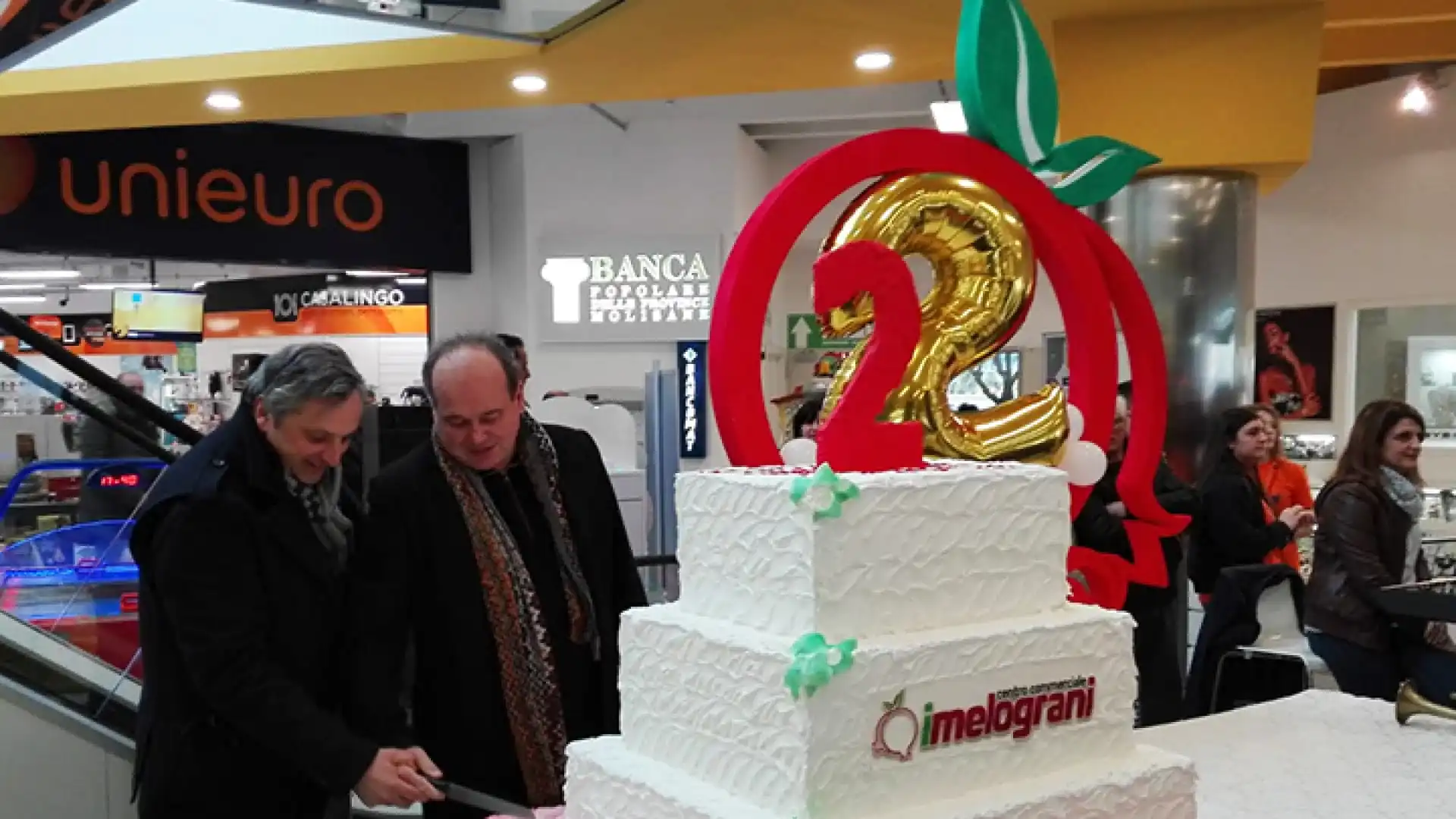 Grande festa ai Melograni per i due anni di attività. Divertimento assoluto al Centro Commerciale di Roccaravindola. Il video servizio della nostra redazione.