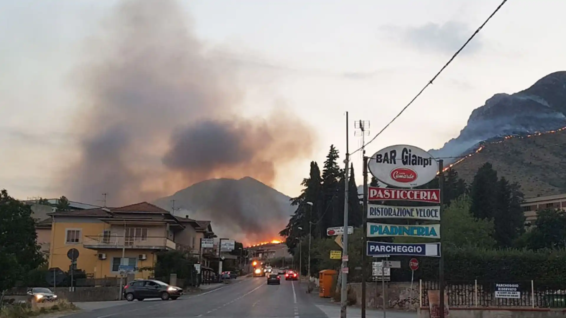 Inferno di fuoco a Venafro. Una notte terrificante in località “Le Noci”. L’incendio sta distruggendo un patrimonio storico della città. Le immagini in esclusiva.