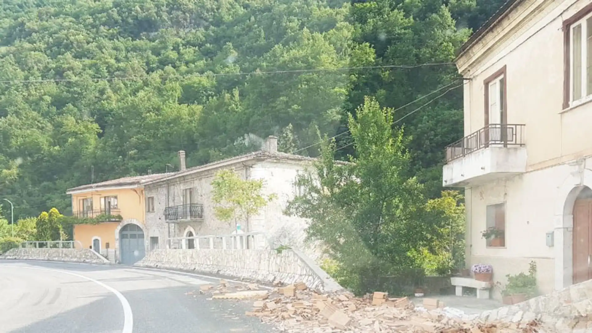 Colli a Volturno: tir perde il carico sulla statale nella nuova “curva maledetta”. Un bancale di mattoni finisce sulla carreggiata stradale.