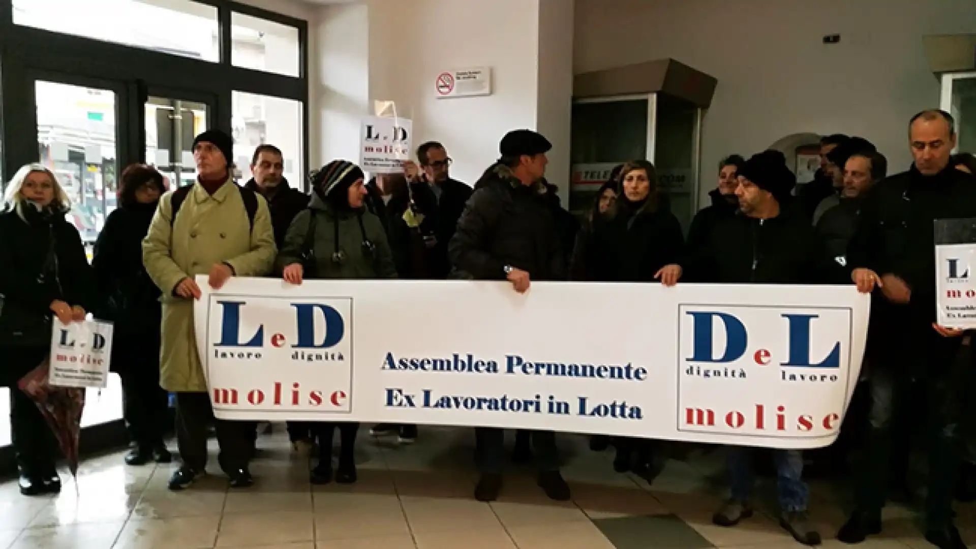 Ex lavoratori in lotta, la protesta si sposta fuori dalle porte del Consiglio regionale.