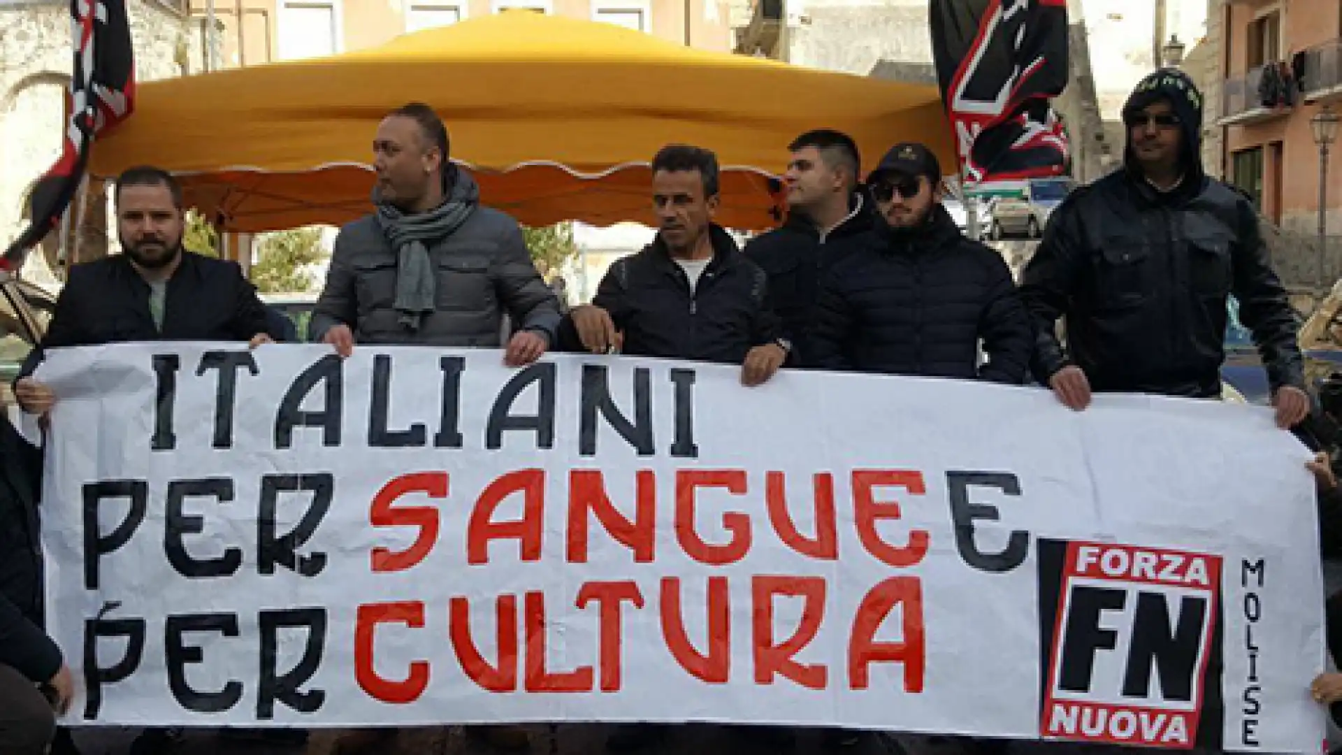 Isernia: Forza Nuova in piazza per raccogliere firme contro lo Ius Soli. Presenti i vertici del movimento politico.