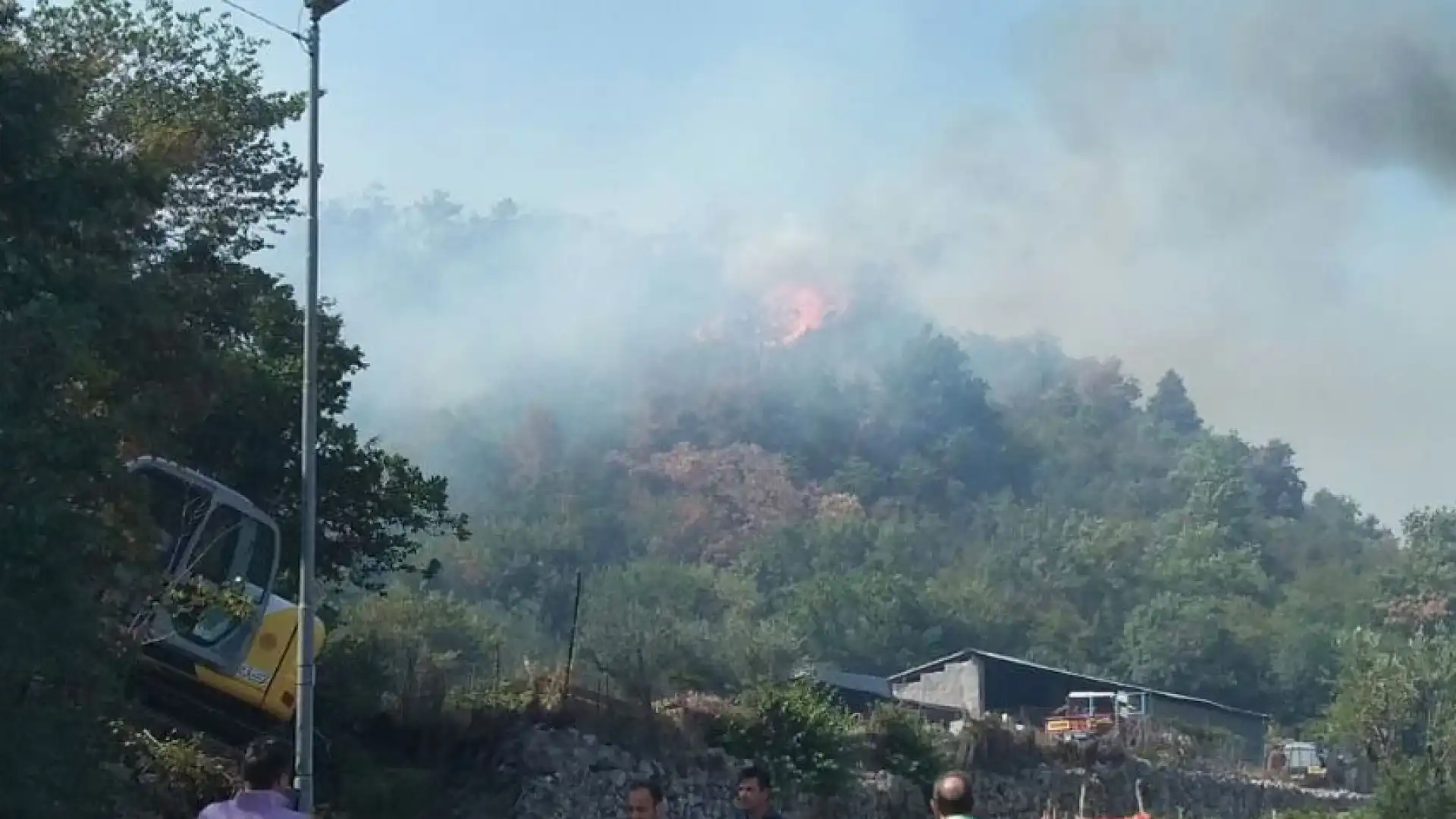 Montaquila: bruciano ancora le montagne intorno al paese. Nella serata di ieri situazione difficilissima. Canadair in azione da 12 ore ininterrotte.