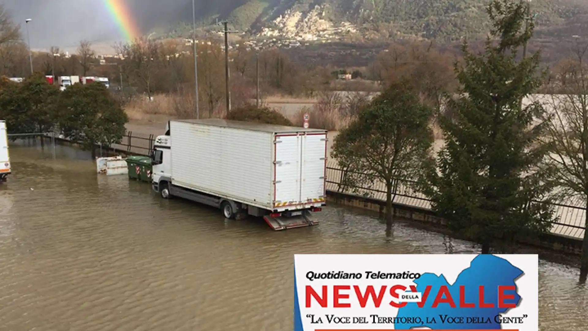 Zona industriale di Pettoranello, il Carpino straripa e fa danni in diversi capannoni industriali. Alcuni stabilimenti produttivi completamente invasi dall’acqua.