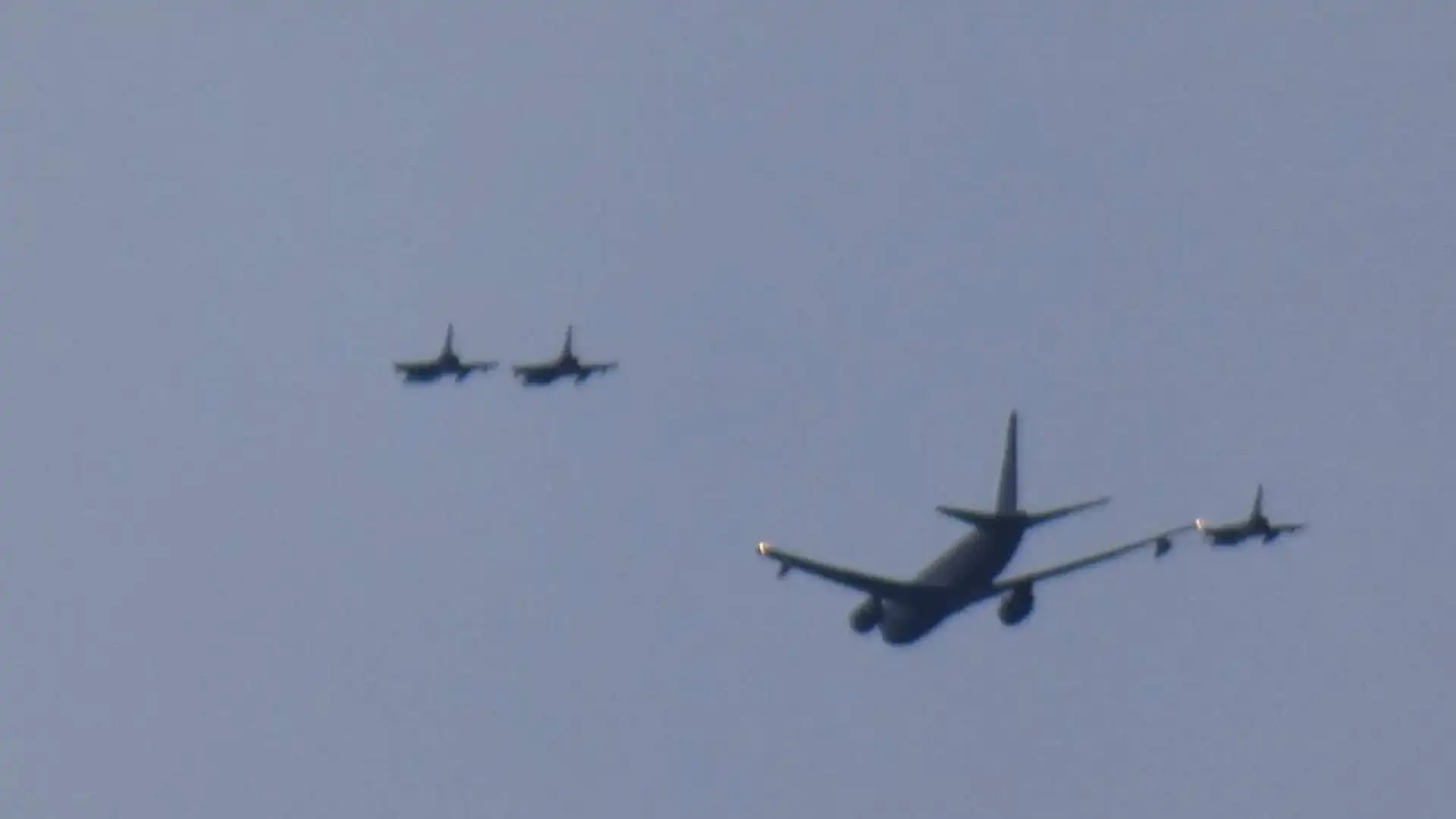 Esercitazione in volo sui cieli dell'Alto Molise. Aereo scortato da caccia militari.