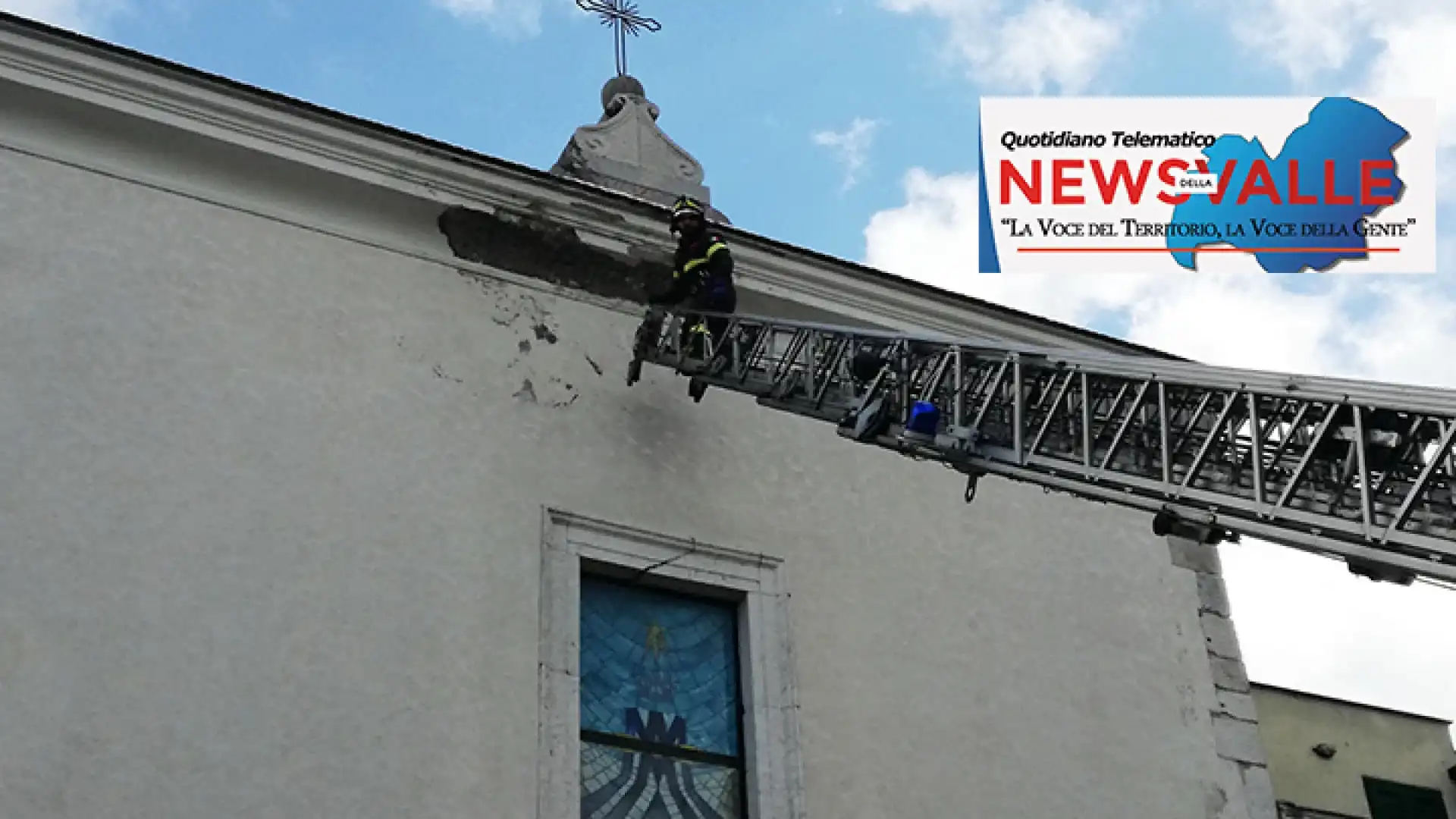 Colli a Volturno: intonaco pericolante si stacca dalla facciata della chiesa di San Leonardo. Intervengono i Vigili del Fuoco. Il gelo provoca anche una crepa ad una lastra di marmo.