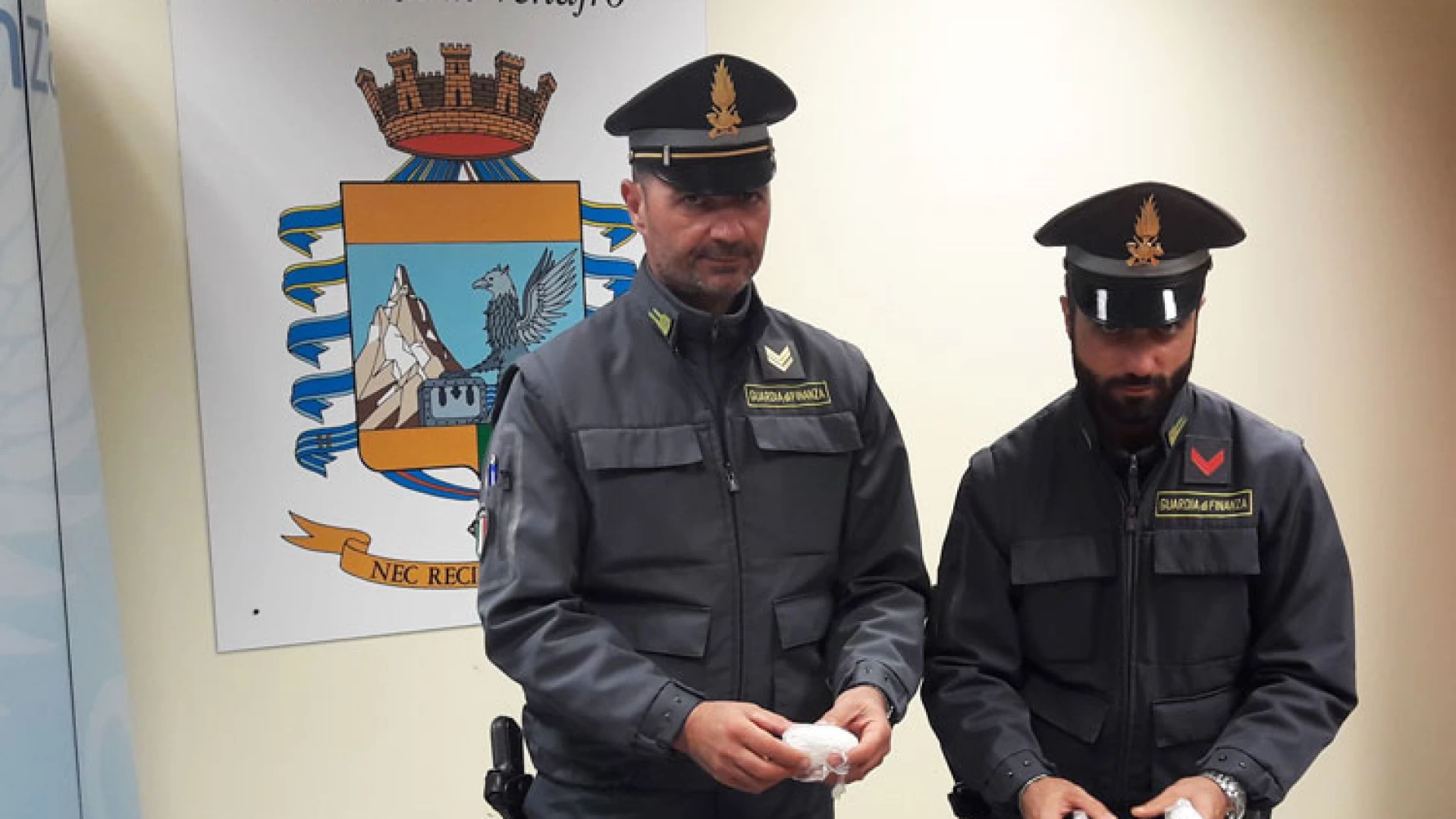 Statale 85 Venafrana: la Guardia di Finanza arresta un corriere con un etto e mezzo di cocaina.