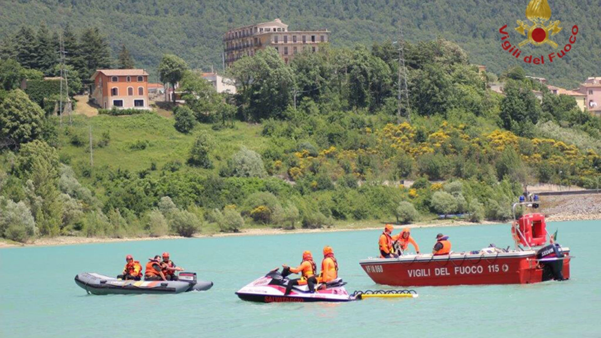 I Vigili del Fuoco si esercitano sul lago di Castel San Vincenzo per il soccorso di dispersi in lago.