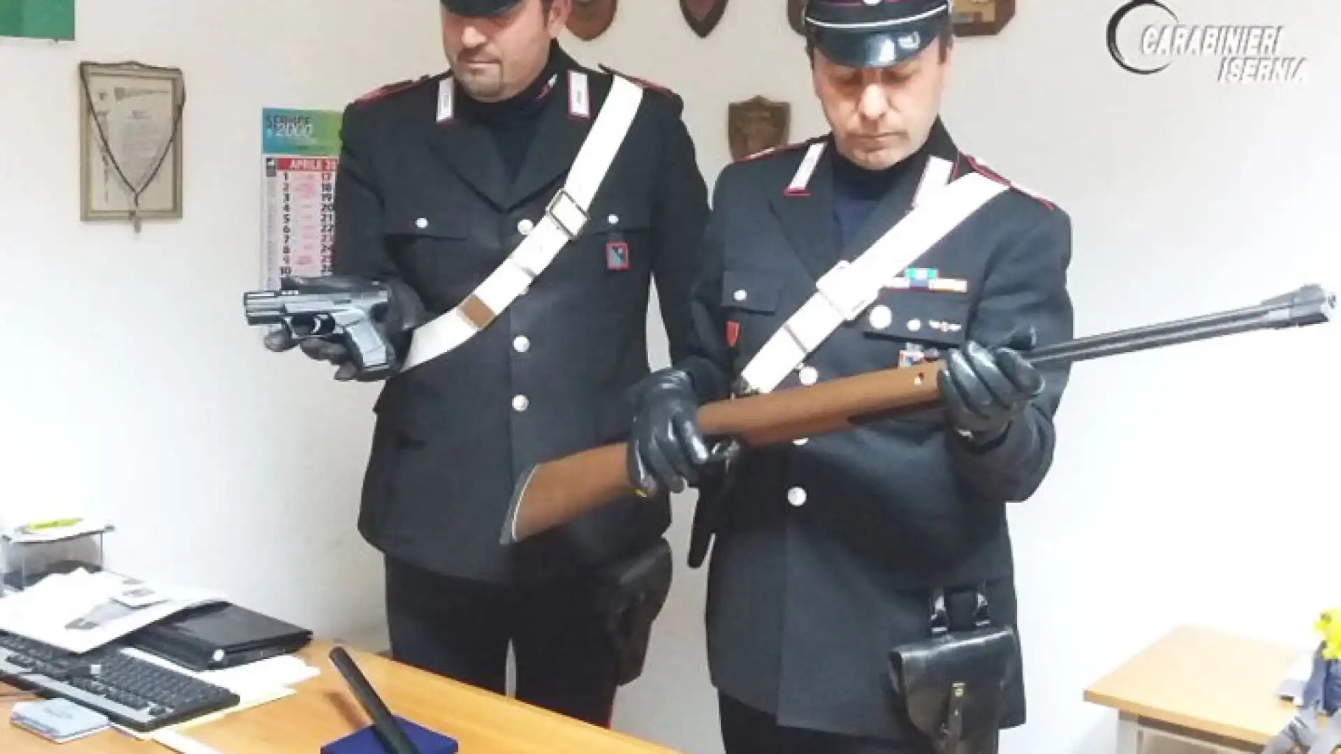 Isernia: Minaccia con una pistola alcuni ragazzini che lo infastidivano, 55enne denunciato dai Carabinieri.