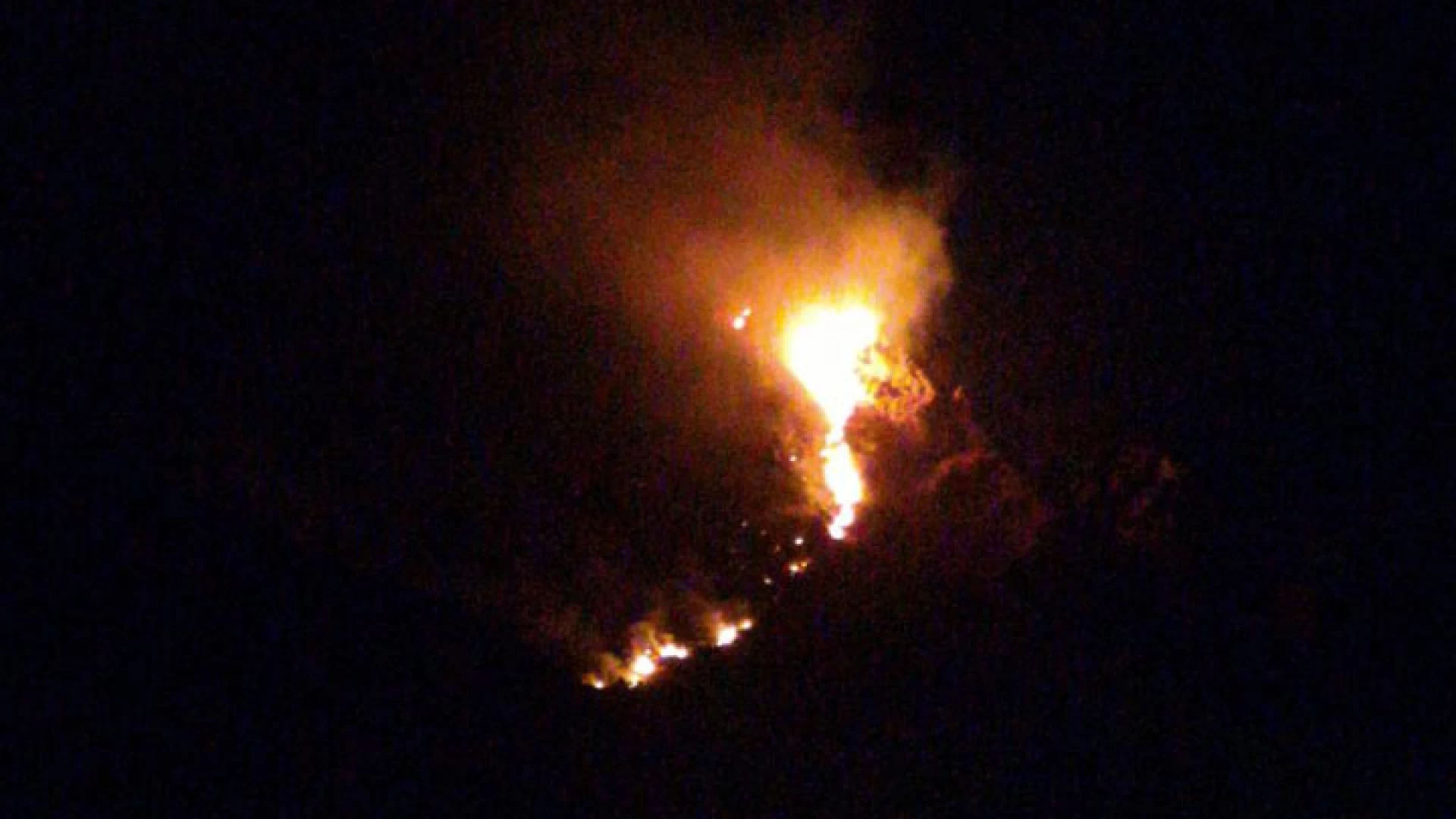 Venafro: il fuoco distrugge Monte Corno nella notte. In fiamme ettari di bosco ed uliveti. Situazione difficile. Le fiamme hanno illuminato la piana di Venafro per tutta la notte.