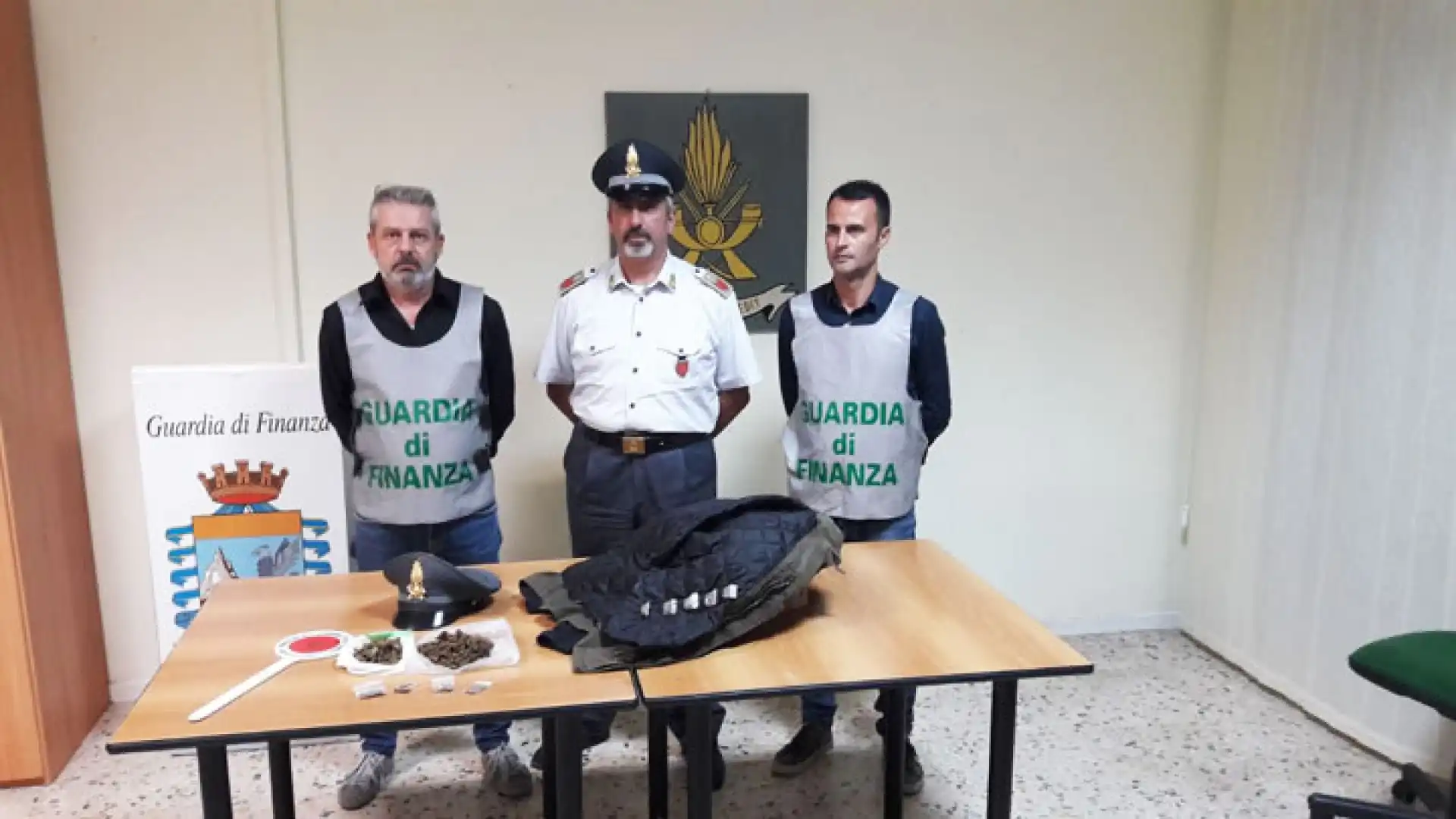 Isernia: la Guardia di Finanza arresta un giovane pusher stranieri e sequestra 16 dosi di marijuana già pronte per essere messe in commercio.