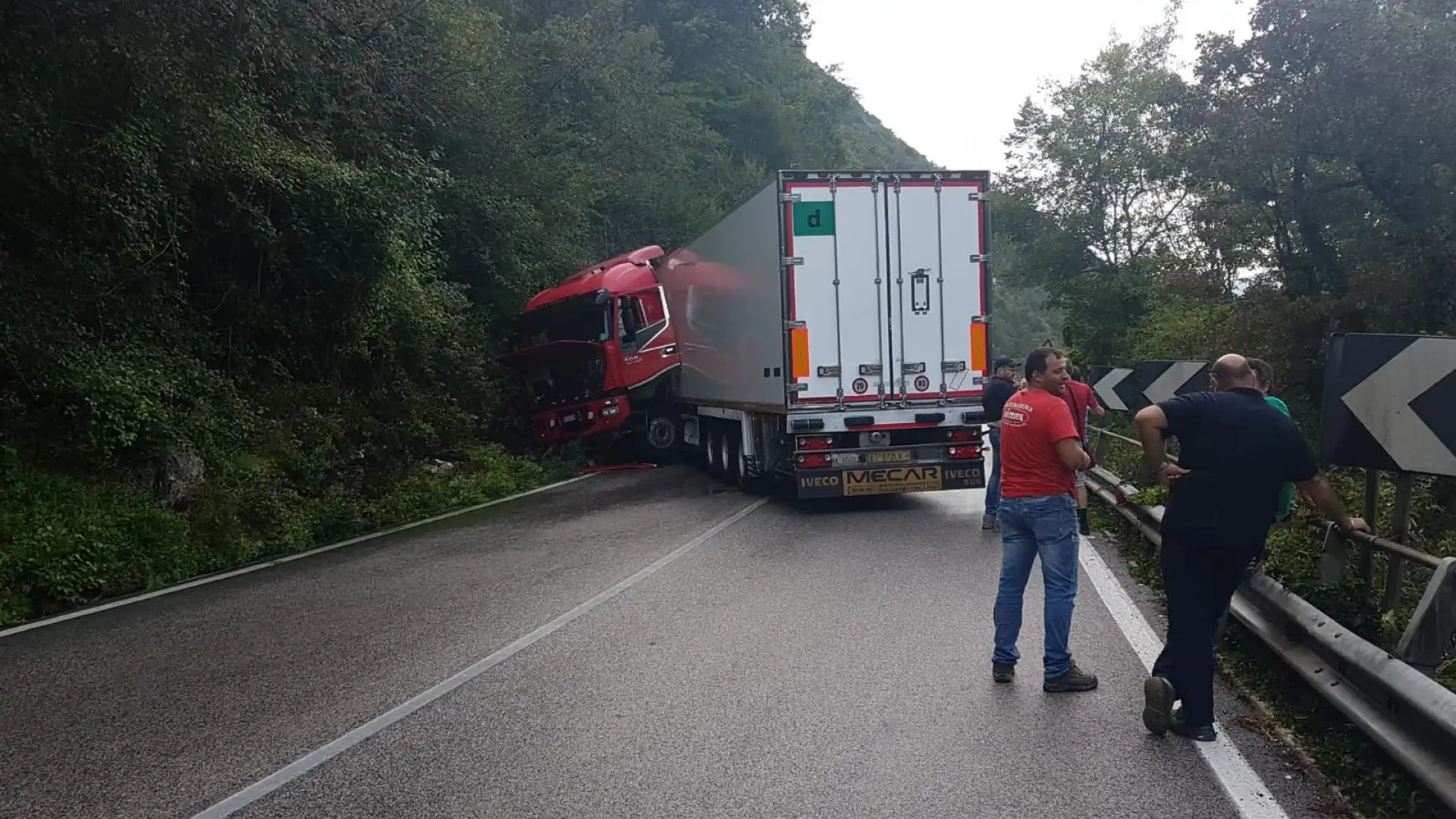 Statale 158, ti si intraversa su Ponte Sbiego. Miracolato il conducente. Traffico in tilt a Colli a Volturno.