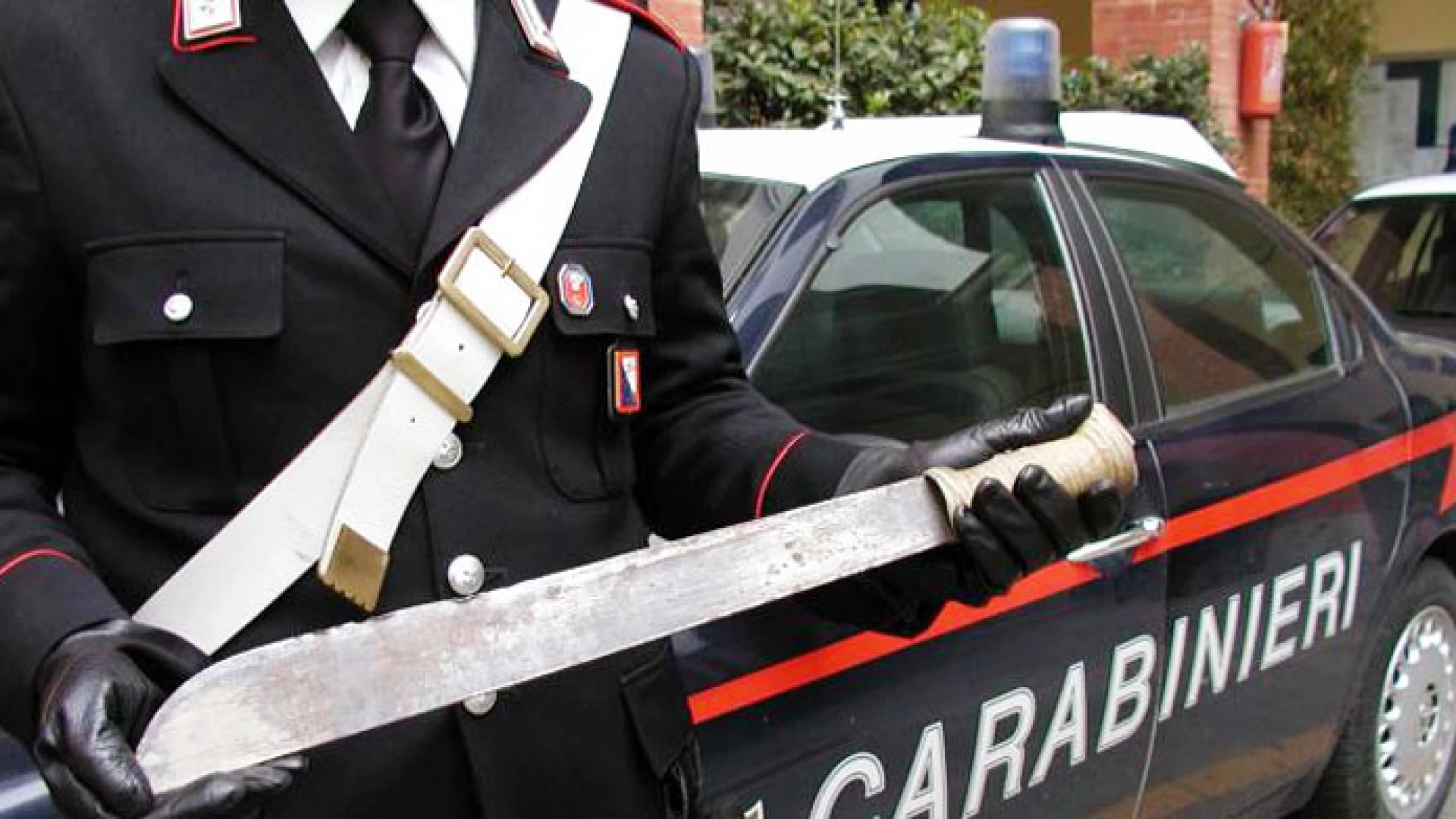 Sesto Campano: i Carabinieri fermano un 30enne Campano che trasportava in auto un "machete". Sequestrata anche droga.