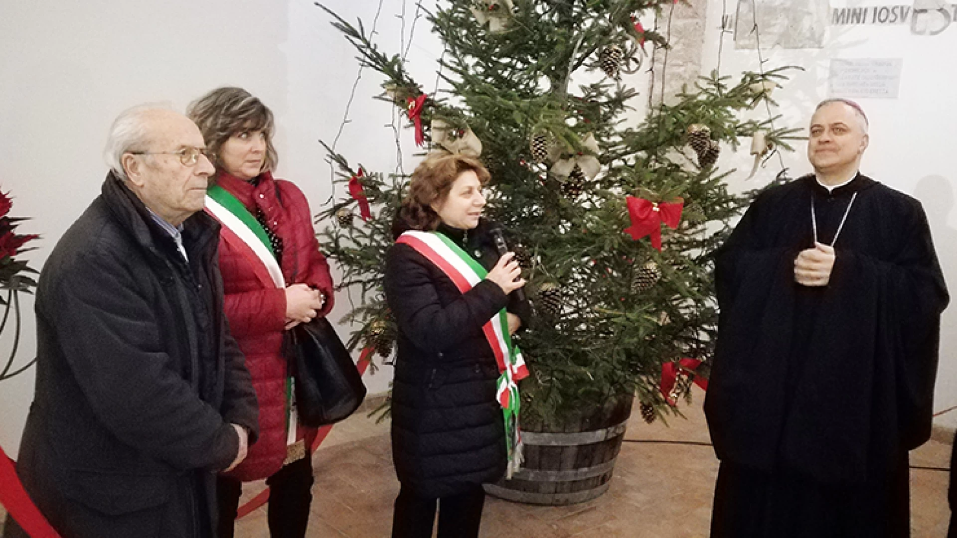Nell’Abbazia si accende l’albero della Vita. Un Natale nel segno dell’unione tra la comunità di Rocchetta e quella di Castel San Vincenzo. Il video servizio