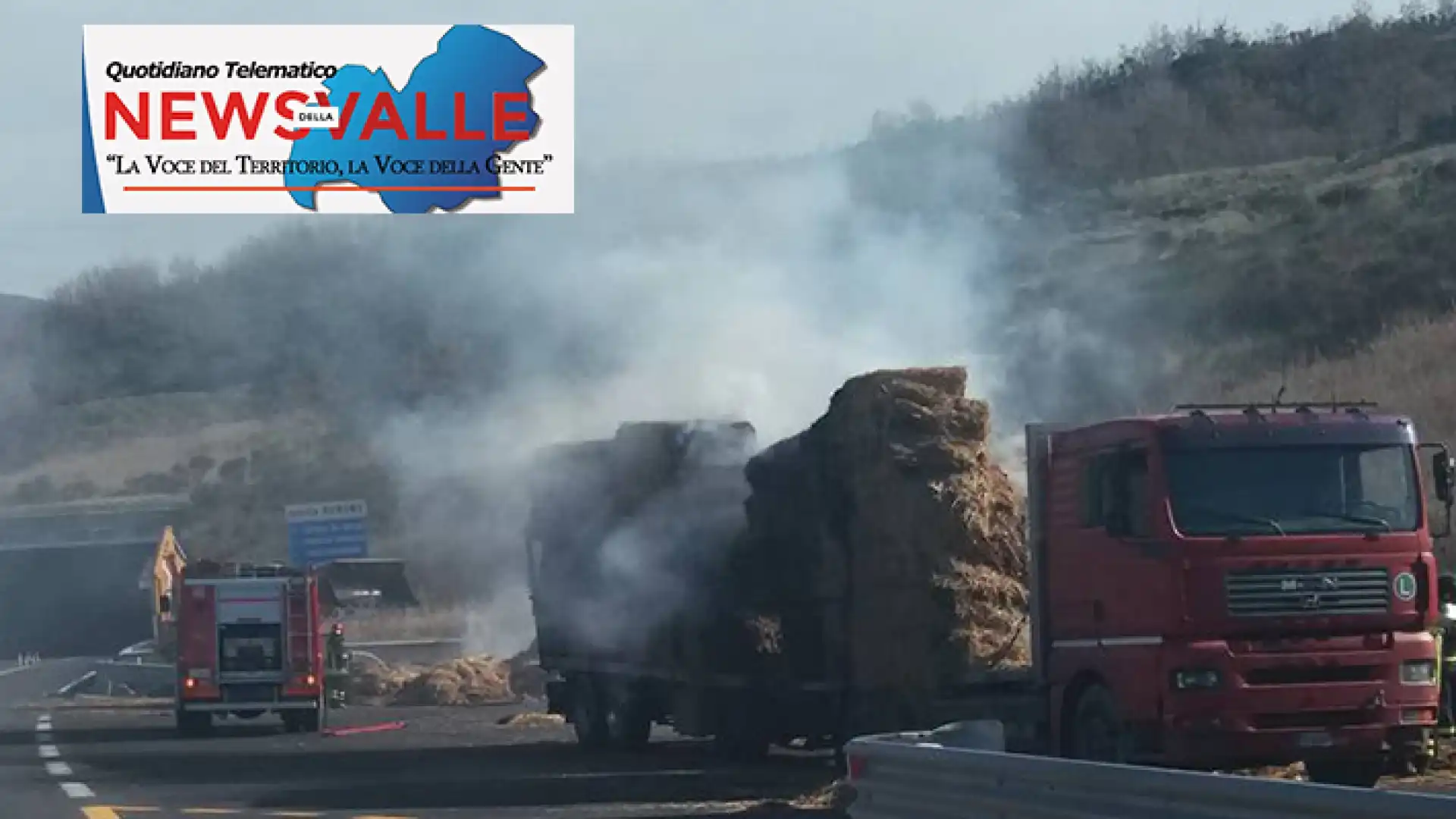 Tir carico di balle di fieno va a fuoco sulla Trignina. Panico nei pressi di Civitanova del Sannio. Tutto il carico del mezzo finisce sulla statale.