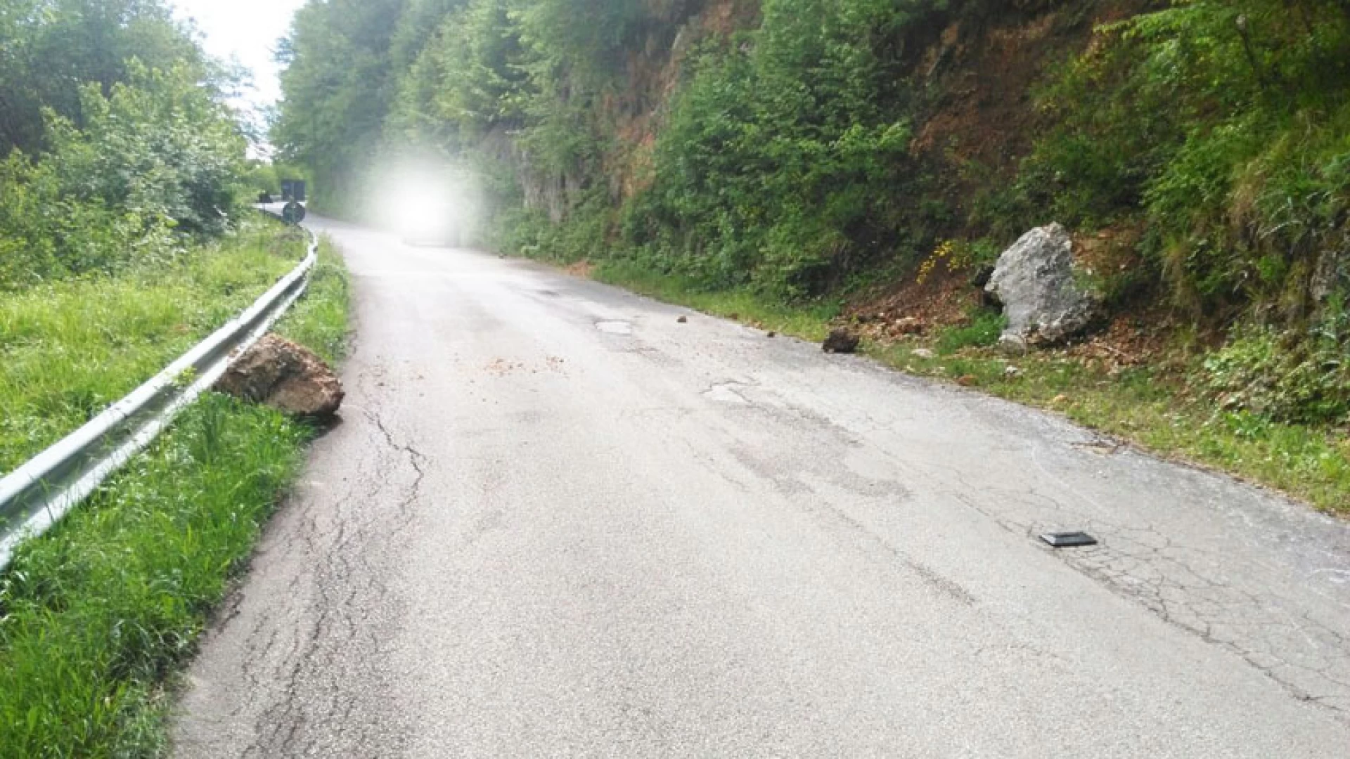 Filignano: cadono massi sulla strada provinciale Lagoni-Mastrogiovanni. La segnalazione di un nostro lettore.