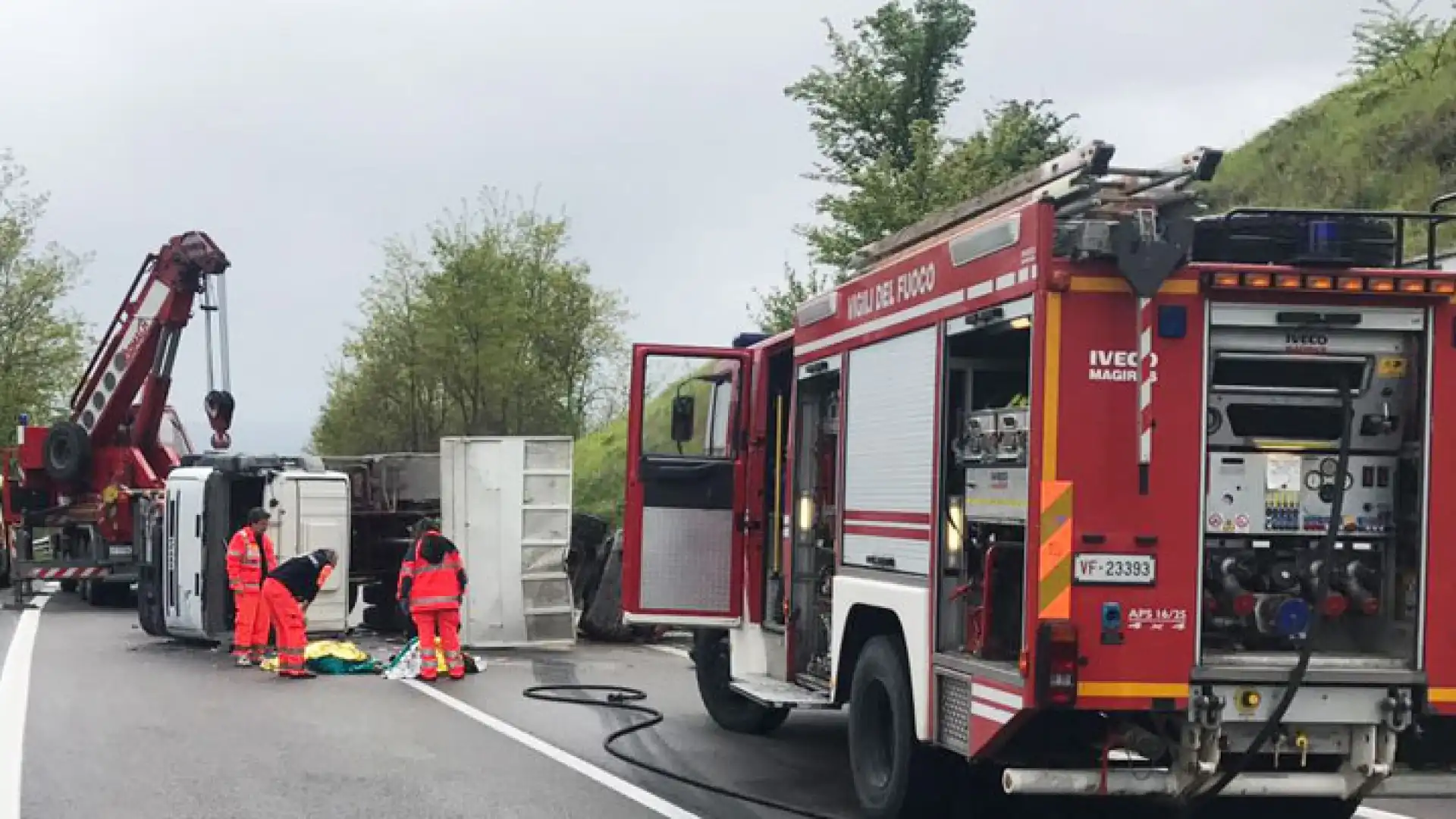 Campobasso: camion si ribalta, conducente muore schiacciato sotto la cabina del mezzo.