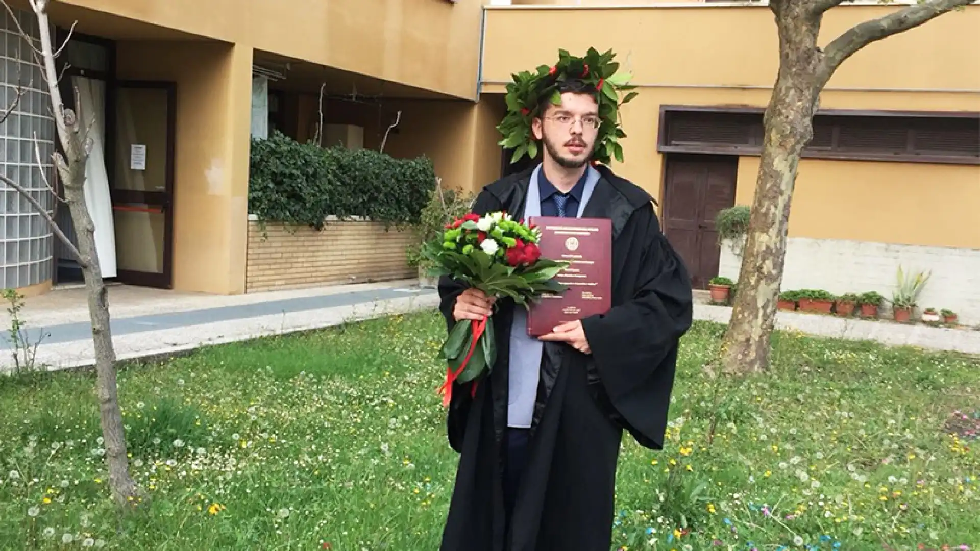 L’Angolo degli Auguri: confetti Rossi per Guido Izzi. Il giovane dottore consegue la laurea specialistica.