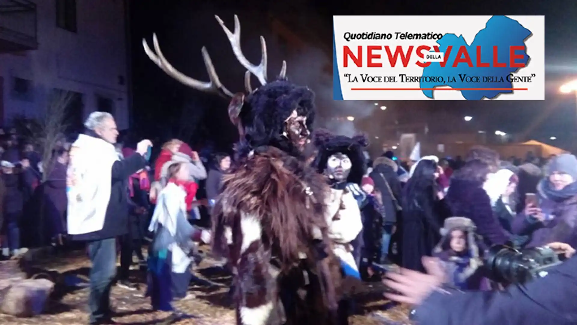 Castelnuovo al Volturno: “Gl’Cierv incanta. Una folla oceanica invade la piazza centrale di Castelnuovo. L’antico rito di successo simbolo del Carnevale.