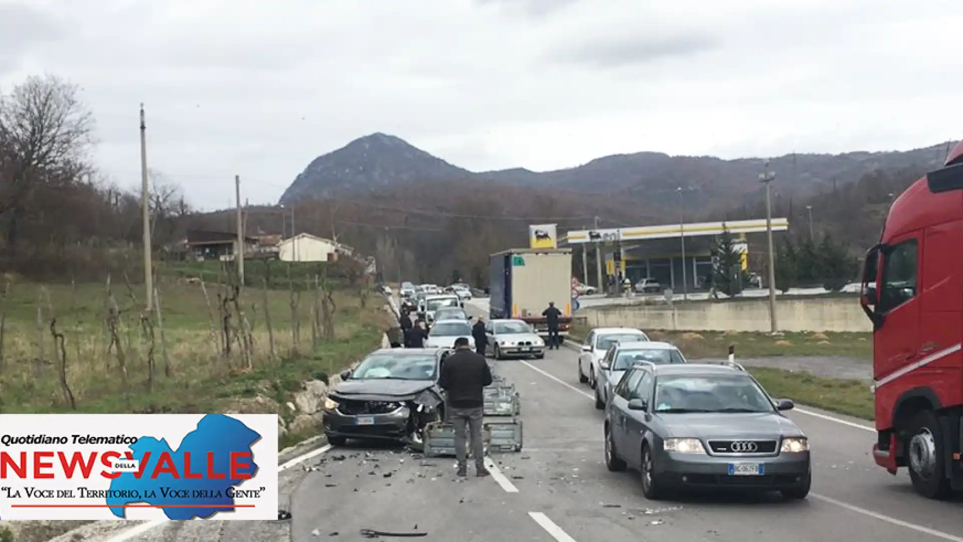 Panico sulla statale 158, tir perde il carico e alcune casse si infrangono come proiettili su alcune autovetture in transito. L’incidente appena avvenuto a Colli a Volturno.