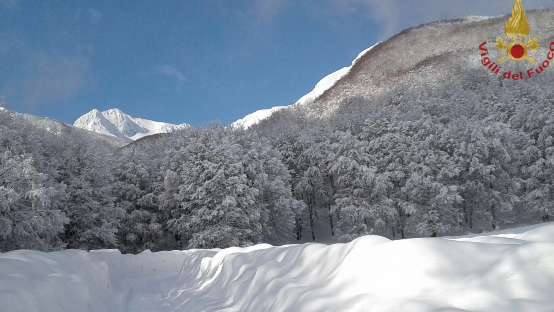 Pizzone: i Vigili del Fuoco si esercitano immersi da oltre un metro di neve.