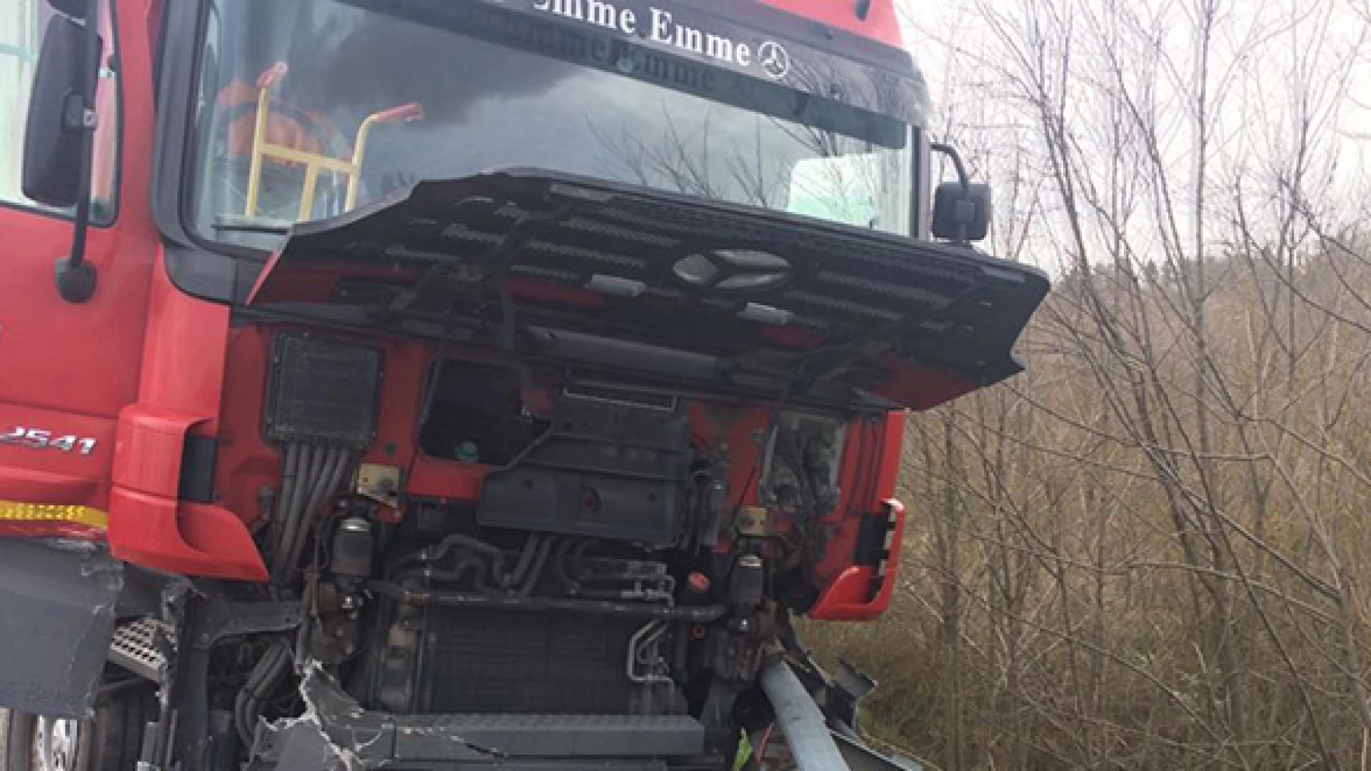 Campobasso: scontro frontale a tre tra un camion e due automobili all’altezza di Vinchiaturo.