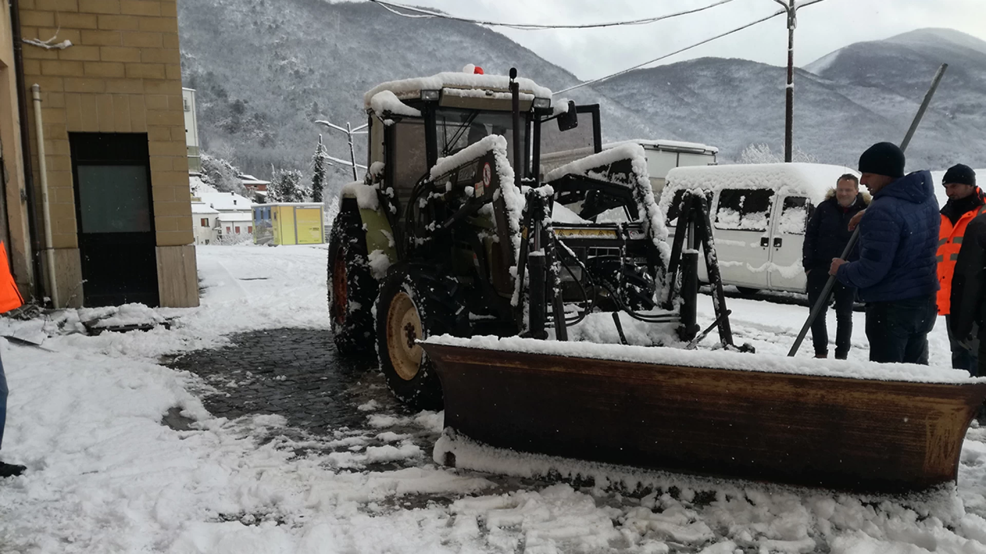 Neve e gelo avvolgono il Molise. Nel pomeriggio dopo la breve tregua mattutina la fase peggiore. Difficoltà nella circolazione nella Valle del Volturno. I comuni avviano le operazioni di pulizia. Guarda il video