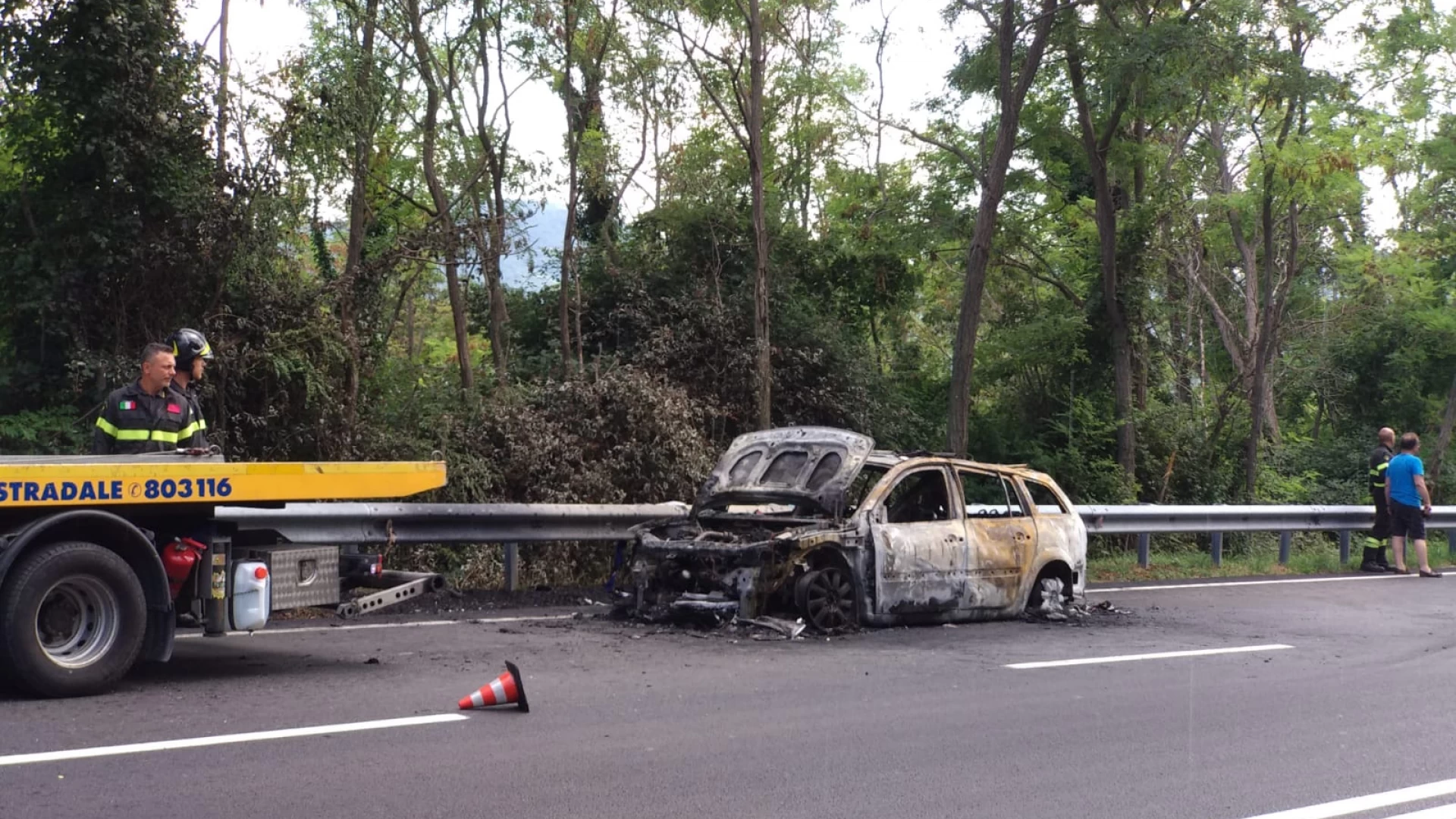 Rionero Sannitico: paura sulla statale, va a fuoco Renault Megane, conducente salvo per miracolo.