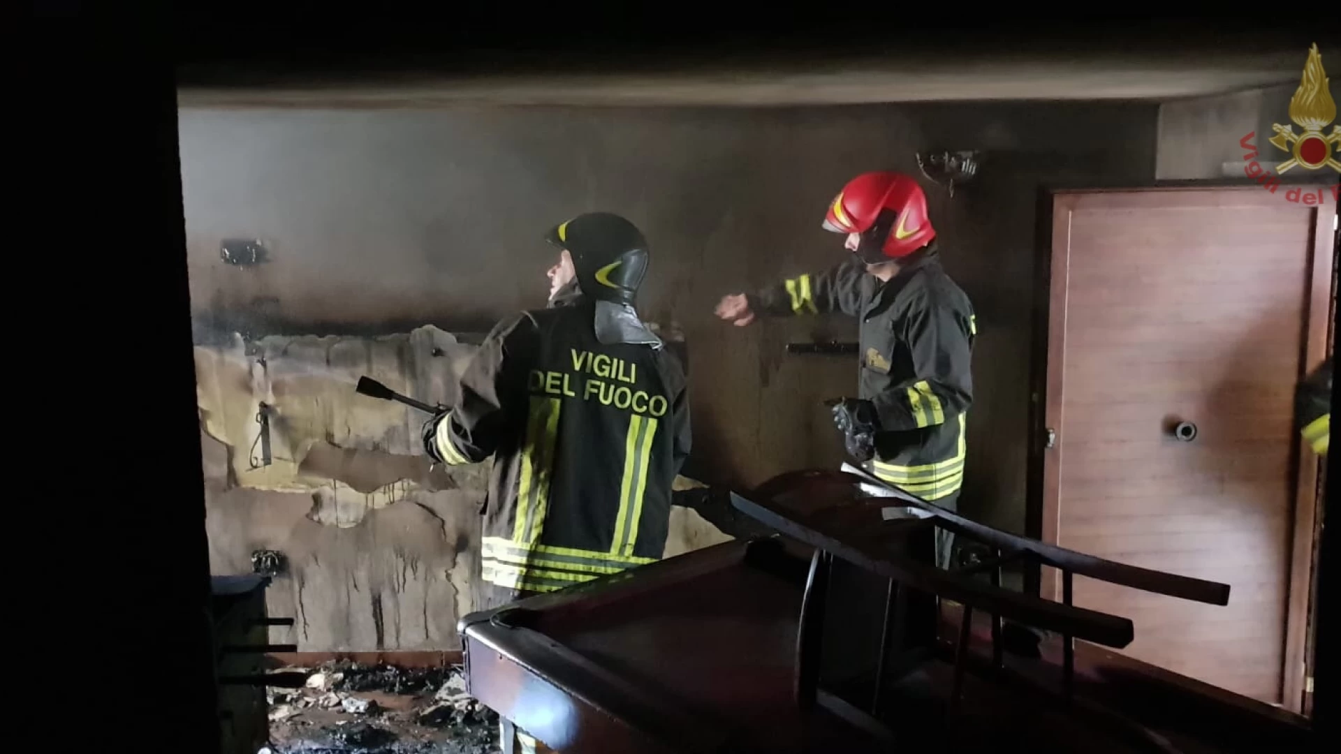 Sant’Elena Sannita va a fuoco una abitazione nel centro storico. Provvidenziale l’intervento dei Vigili del Fuoco di Isernia.